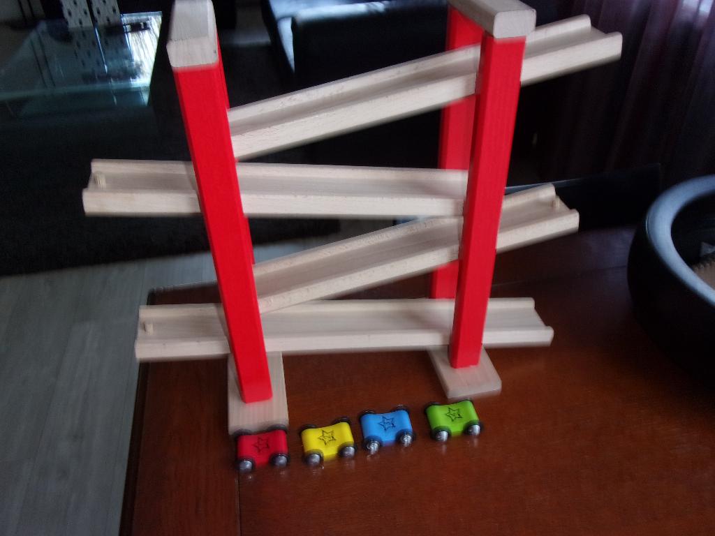 Houten NIEUWE AUTOBAAN met 4 AUTO'S, Kinderen en Baby's, Speelgoed | Houten speelgoed, Ophalen of Verzenden, Nieuw, Overige typen