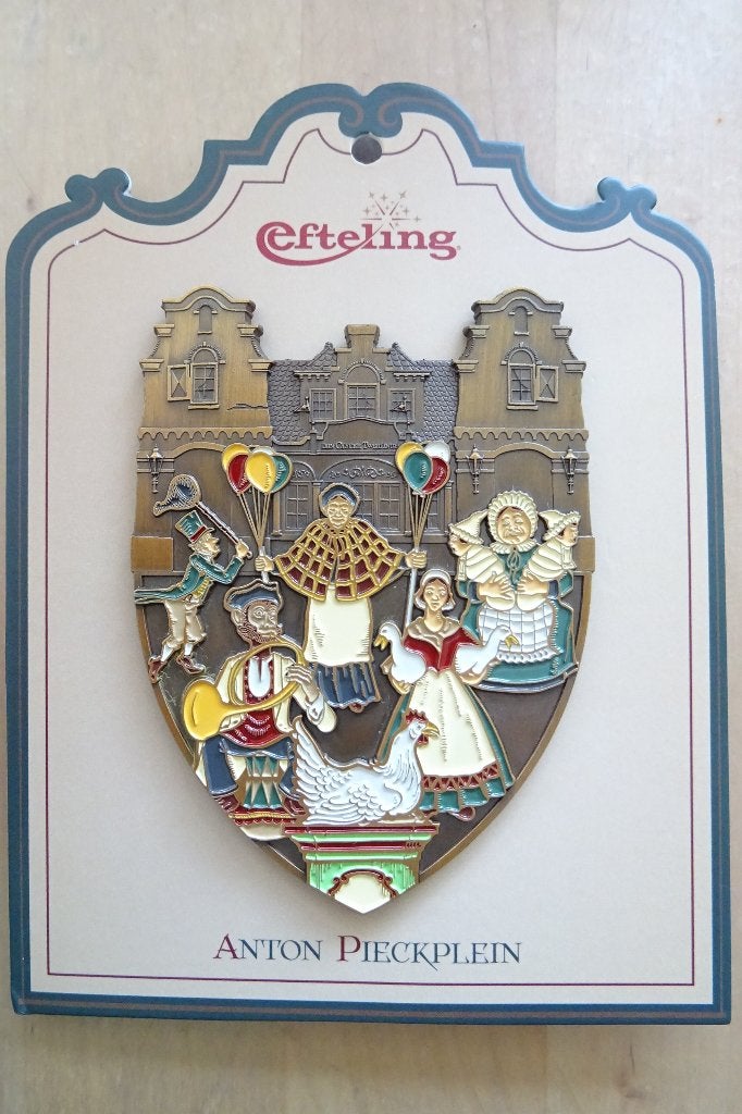 70 jaar Anton Pieckplein reuze pin (Nieuw) ruilen, Ophalen, Nieuw, Button of Speldje