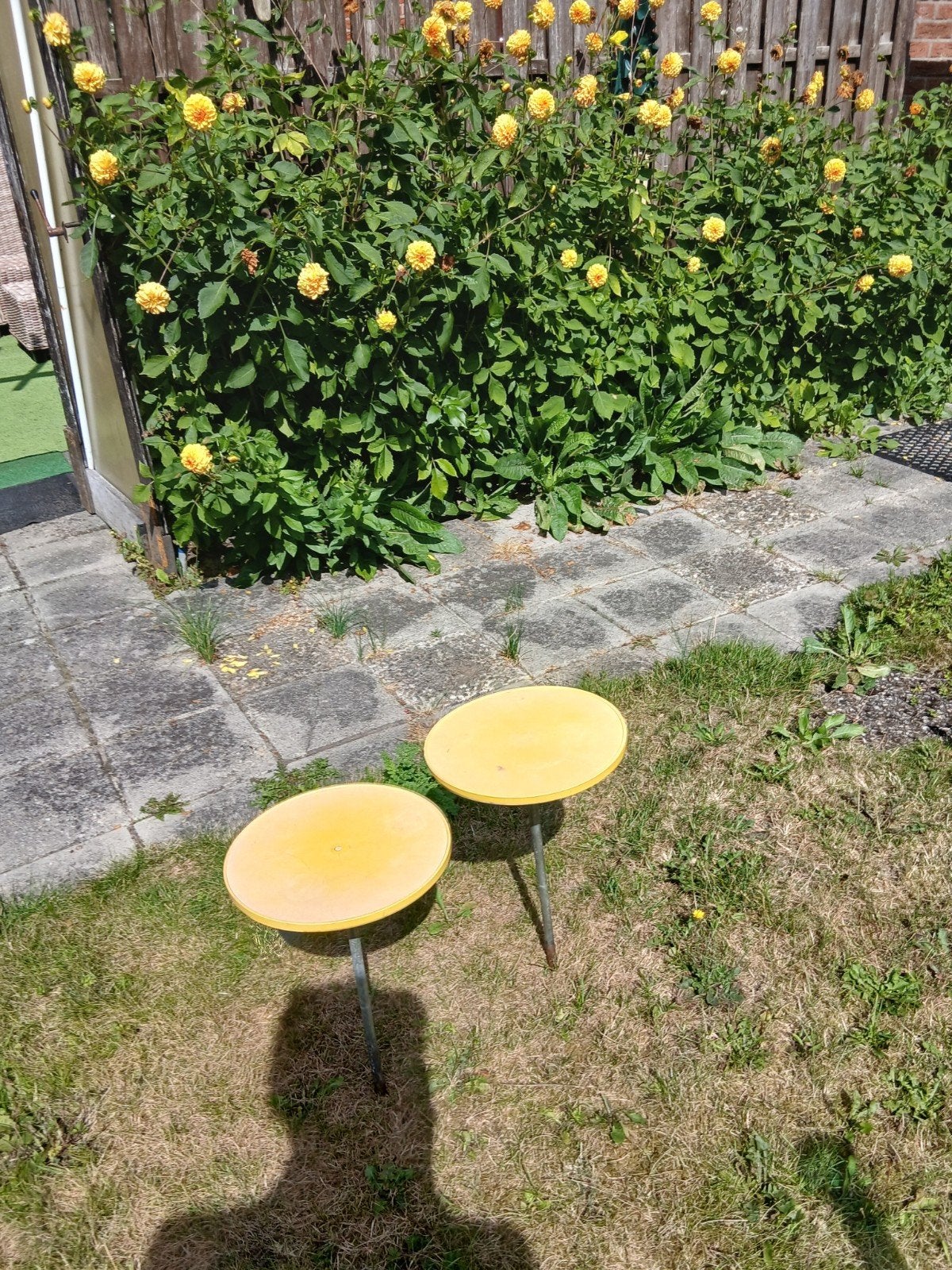 Twee priktafeltjes 25 cm rond en 45 cm hoog, Tuin en Terras, Ophalen, Gebruikt, Rond, Kunststof