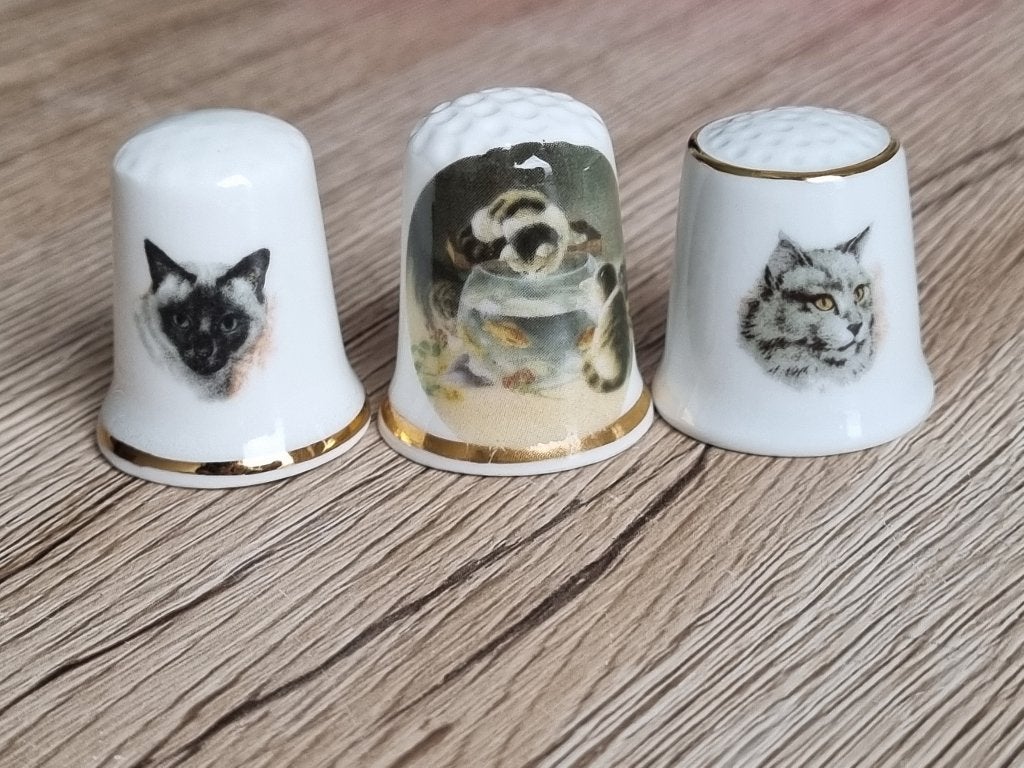3 Mooie Antiek Vintage Vingerhoedjes met Kat Poes Porselein, Verzamelen, Verzenden, Zo goed als nieuw, Porselein