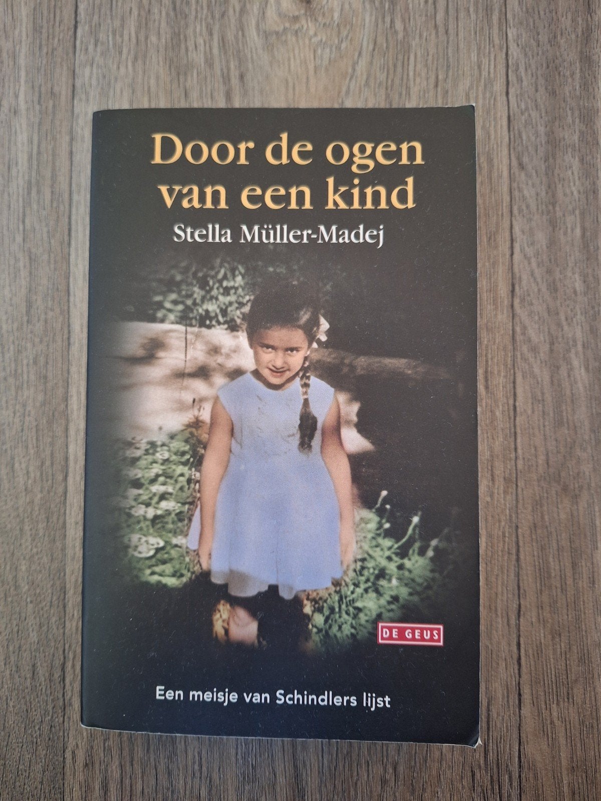 Door de ogen van een kind - Stella Müller-Madej, Boeken, Ophalen of Verzenden, 20e eeuw of later, Gelezen, Stella Müller-Madej
