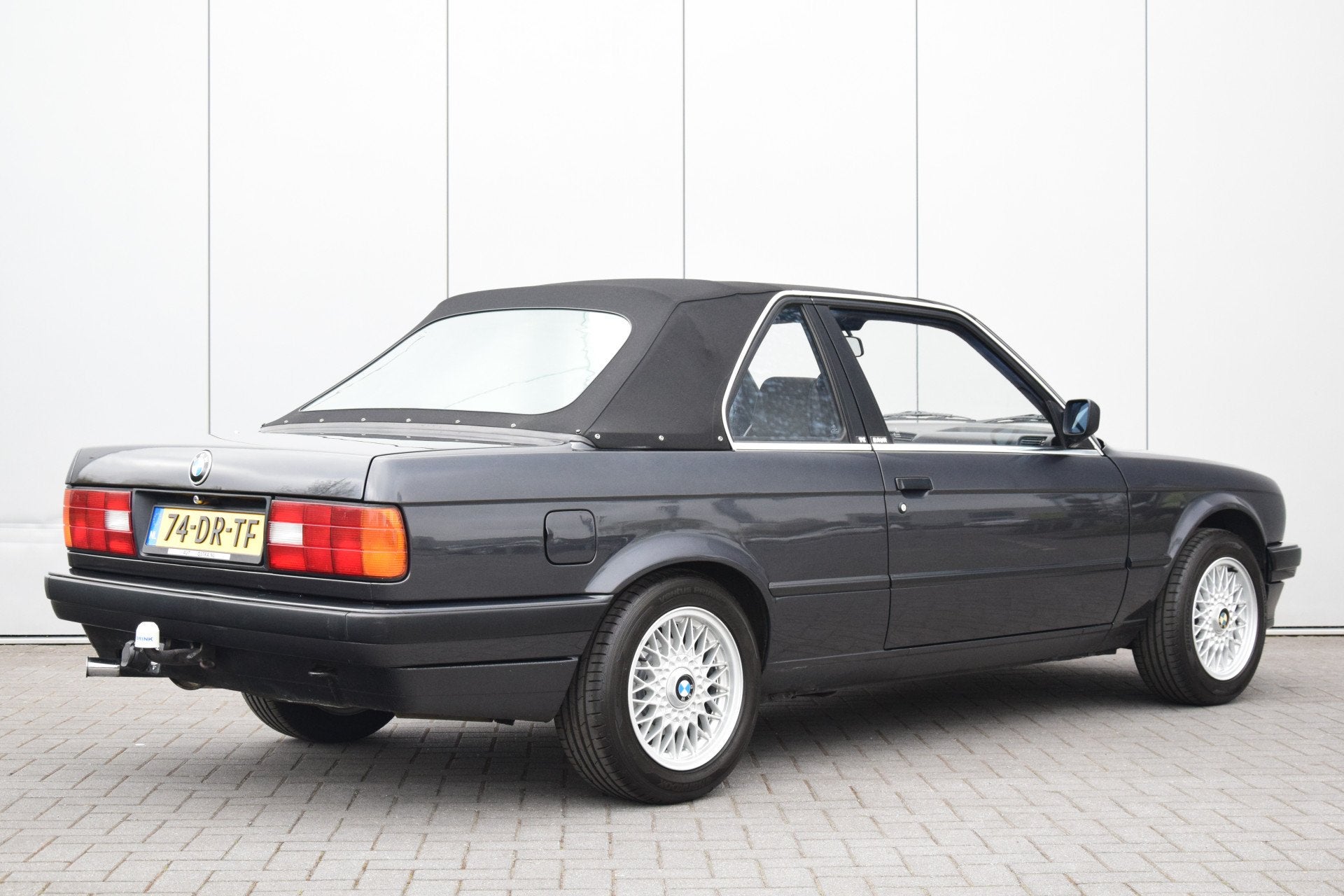 BMW 3 Serie Cabrio 316i Baur TC Diamantschwarz (bj 1991), Auto's, 1596 cc, Zwart, Cabriolet, Zwart