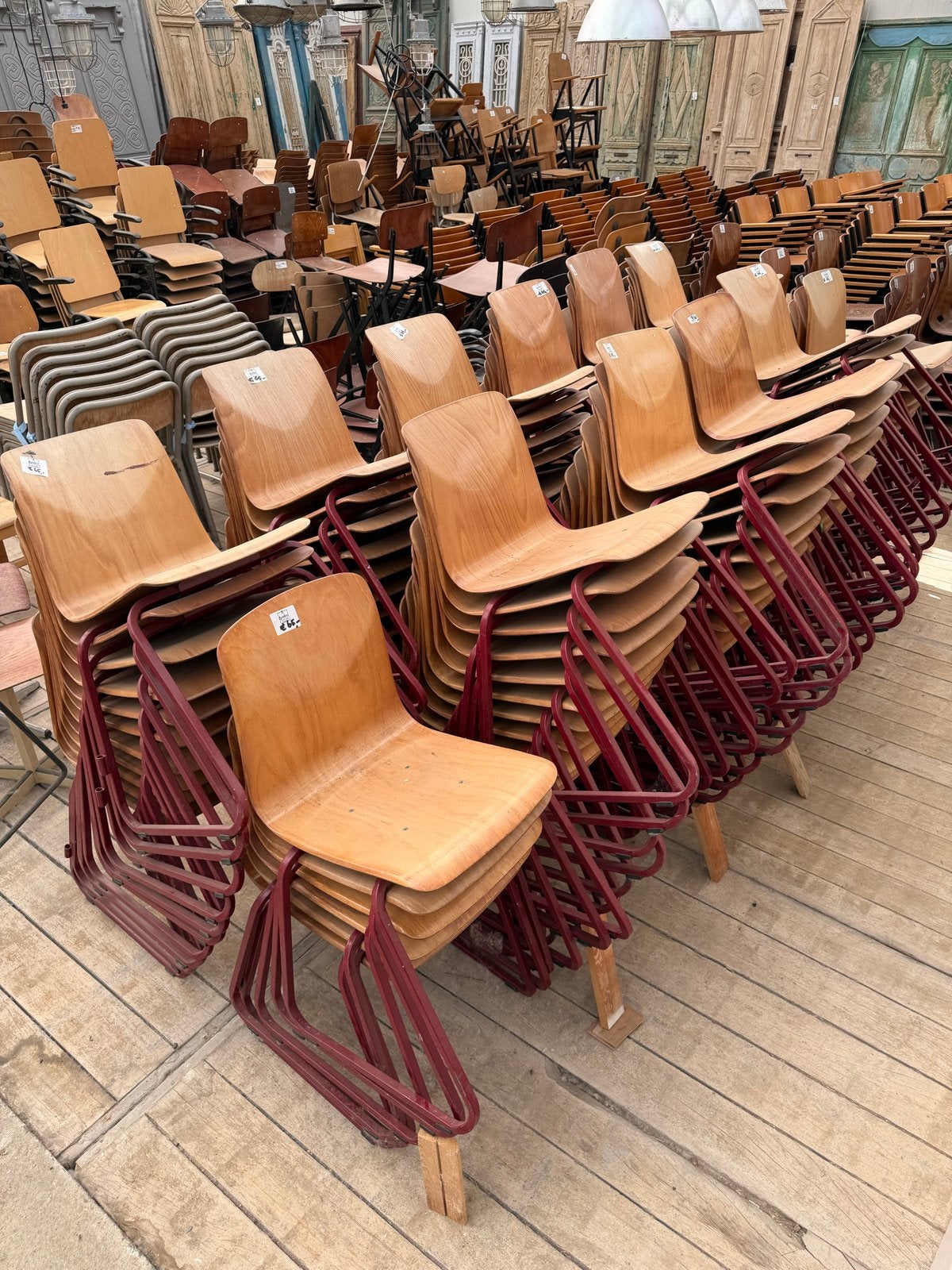 Galvanitas S16 stoelen bruin met rood onderstel - 130 stuks, Ophalen