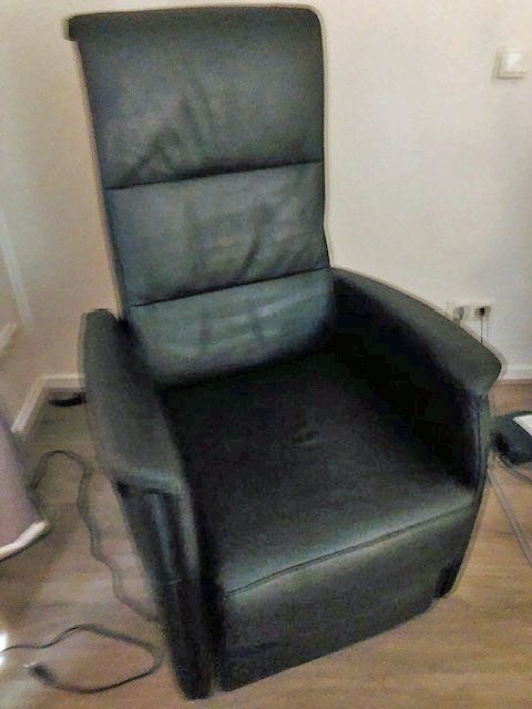 Zo goed als nieuwe zwarte leren opstapstoel, Huis en Inrichting, Fauteuils, Ophalen, Zo goed als nieuw, Modern, 50 tot 75 cm