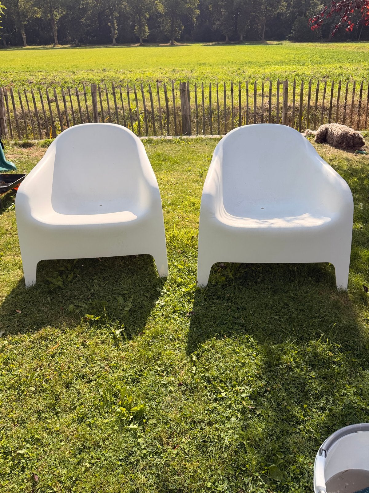 Twee witte kunststof tuinstoelen, Huis en Inrichting, Stoelen, Ophalen, Kunststof, Gebruikt, Twee