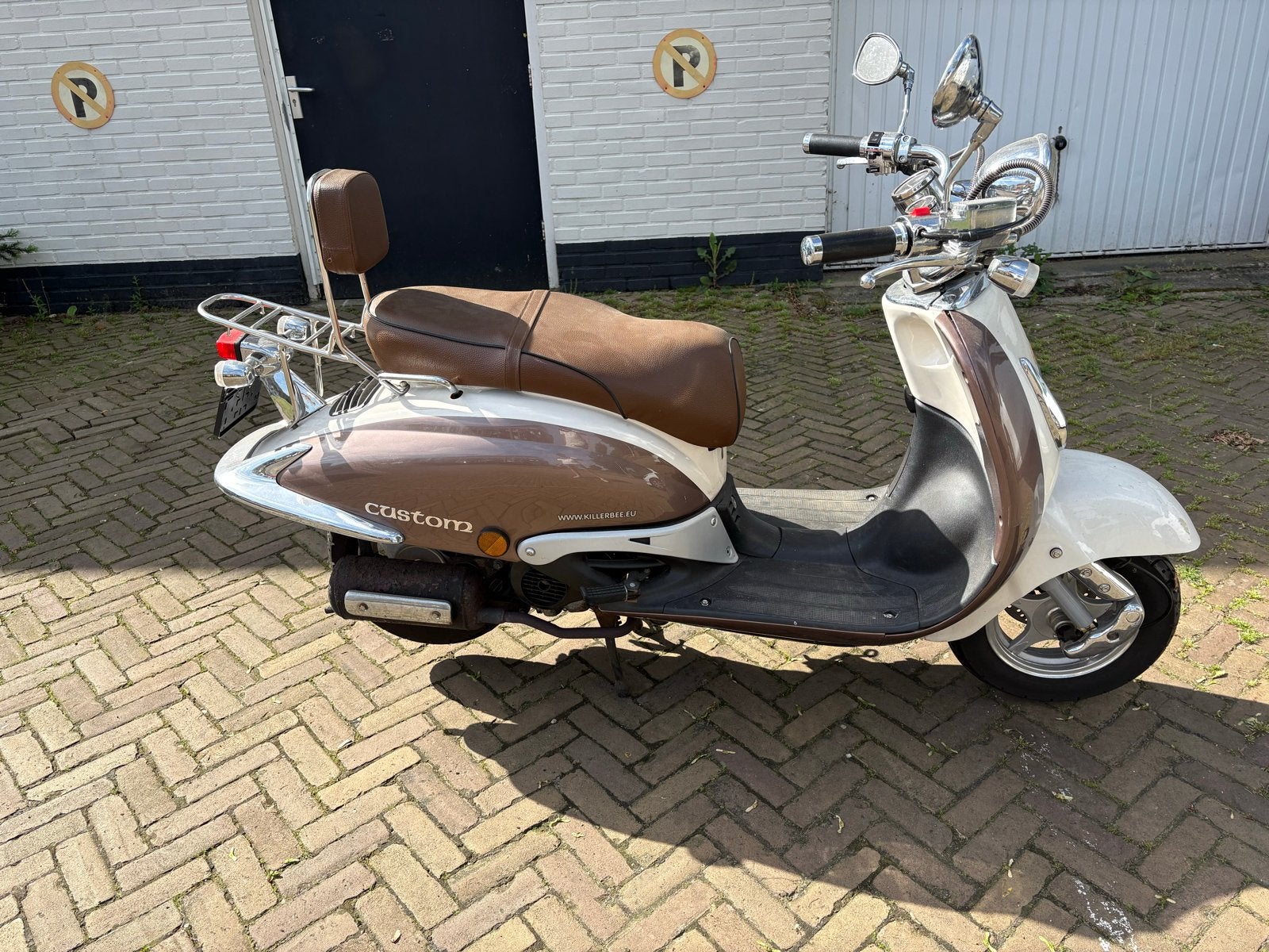 KILLERBEE Scooter - Bruin/Wit - Inclusief Helm en Slot, Fietsen en Brommers, Snorfietsen en Snorscooters, Ophalen, Gebruikt, Benzine