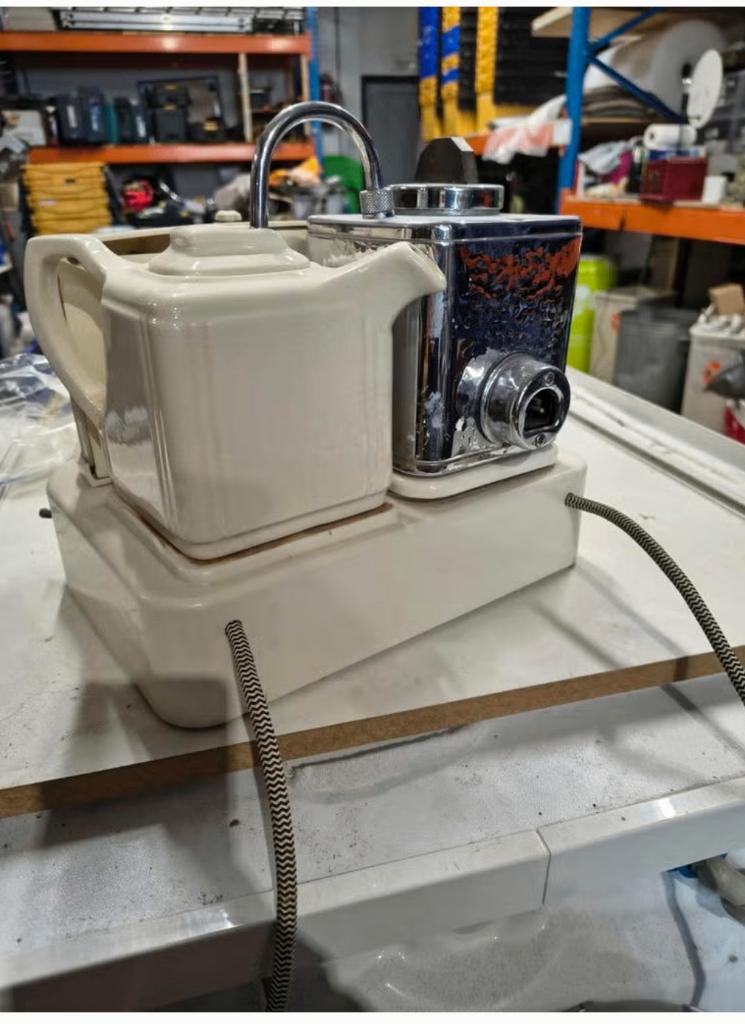 Goblin "Teasmade" wekker en waterkoker in 1, Ophalen, Gebruikt, ., 1 tot 2 liter