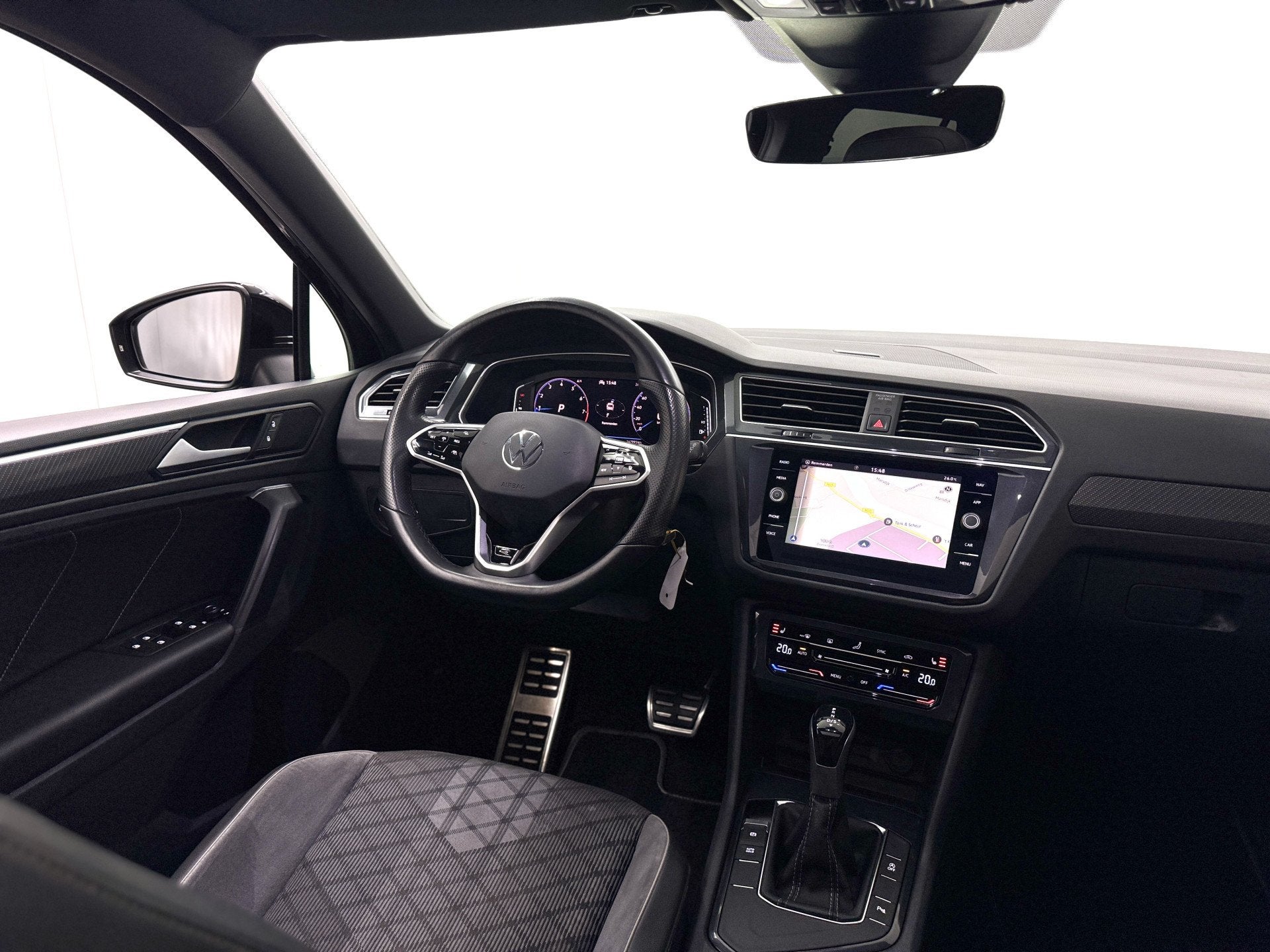 Volkswagen Tiguan 1.5 TSI R-Line Business+ DSG | Pano | Came, Auto's, 1441 kg, 4 cilinders, Leder en Stof, Zwart