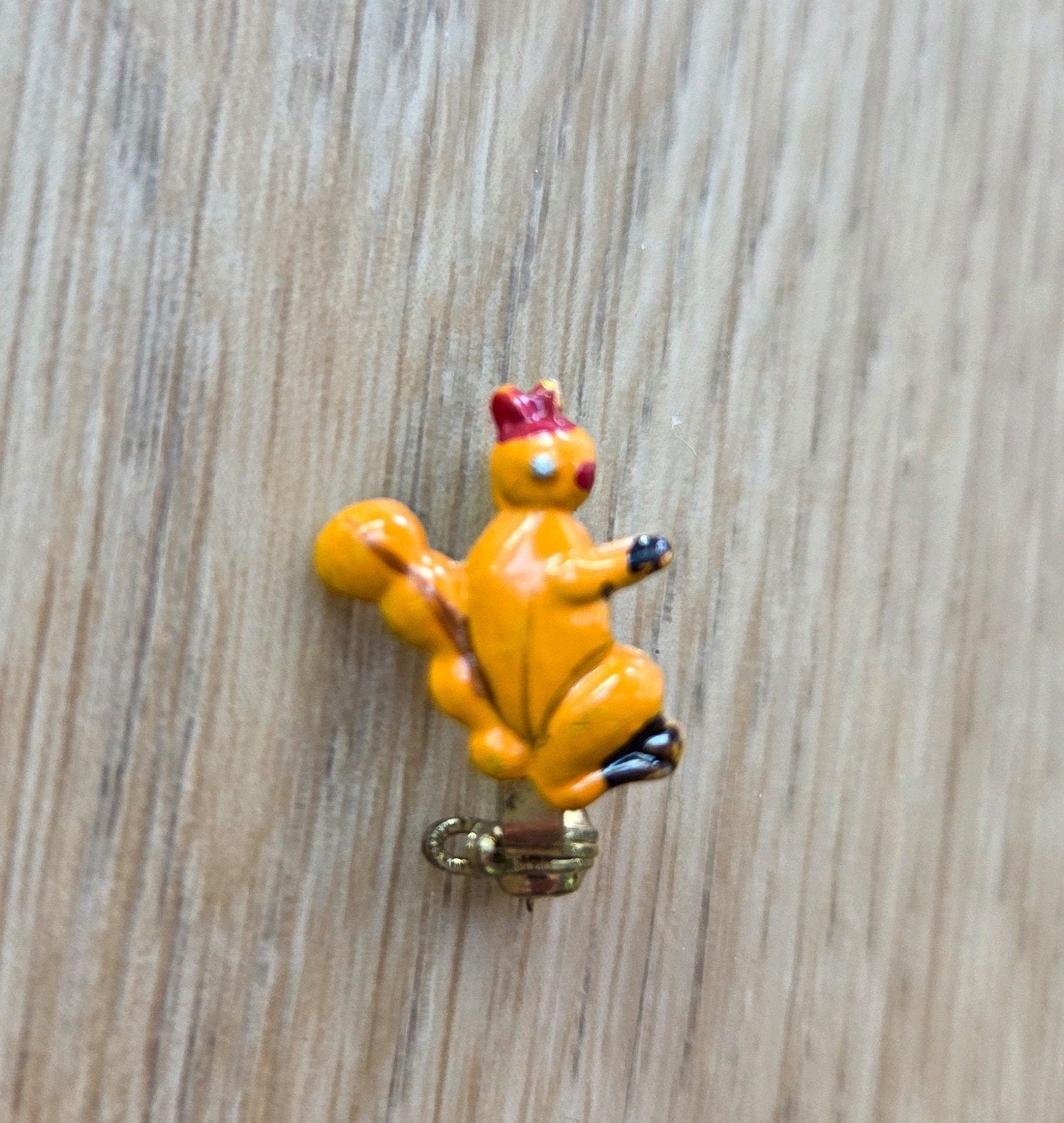 Vintage mini broche eekhoorn, Ophalen of Verzenden, Zo goed als nieuw, Minder dan 4 cm, Overige materialen