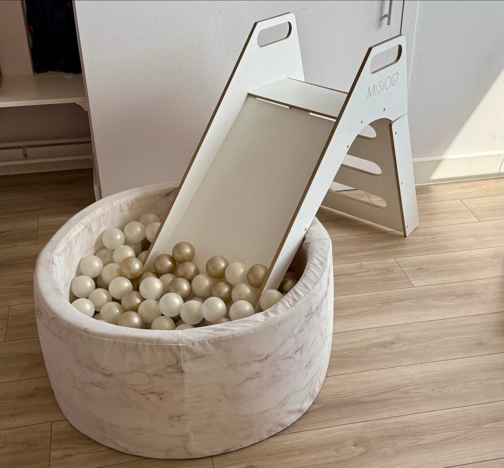Misioo kinderglijbaan + ballenbak Marmer/champagne nieuw€400, Ophalen, Zo goed als nieuw