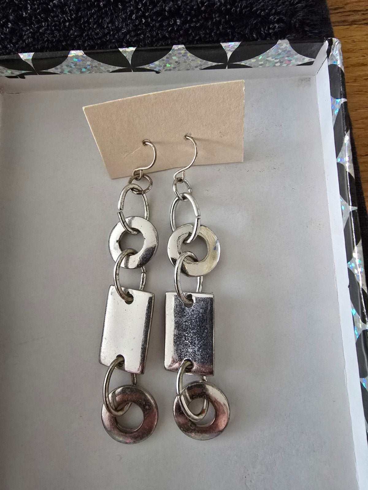 Te koop zilverkleurige lange oorbellen, hangers., Overige materialen, Hangers, Ophalen of Verzenden, Zo goed als nieuw