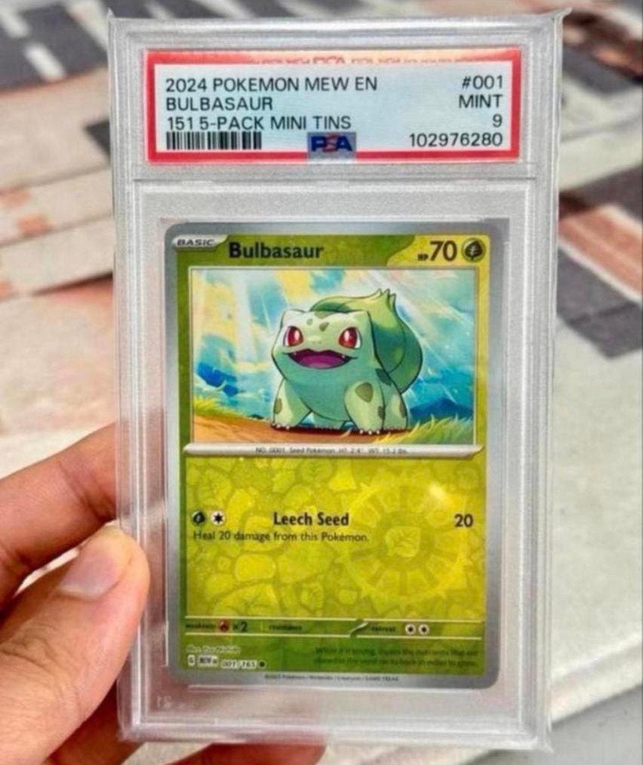 2024 POKEMON MEW EN BULBASAUR 151 Mini Tins PSA-9 001/165, Hobby en Vrije tijd, Verzamelkaartspellen | Pokémon, Ophalen of Verzenden