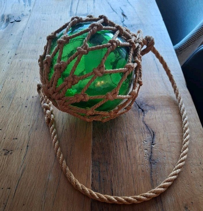 vintage groene glazen visdrijver in macrame, Ophalen, Rond, Glas