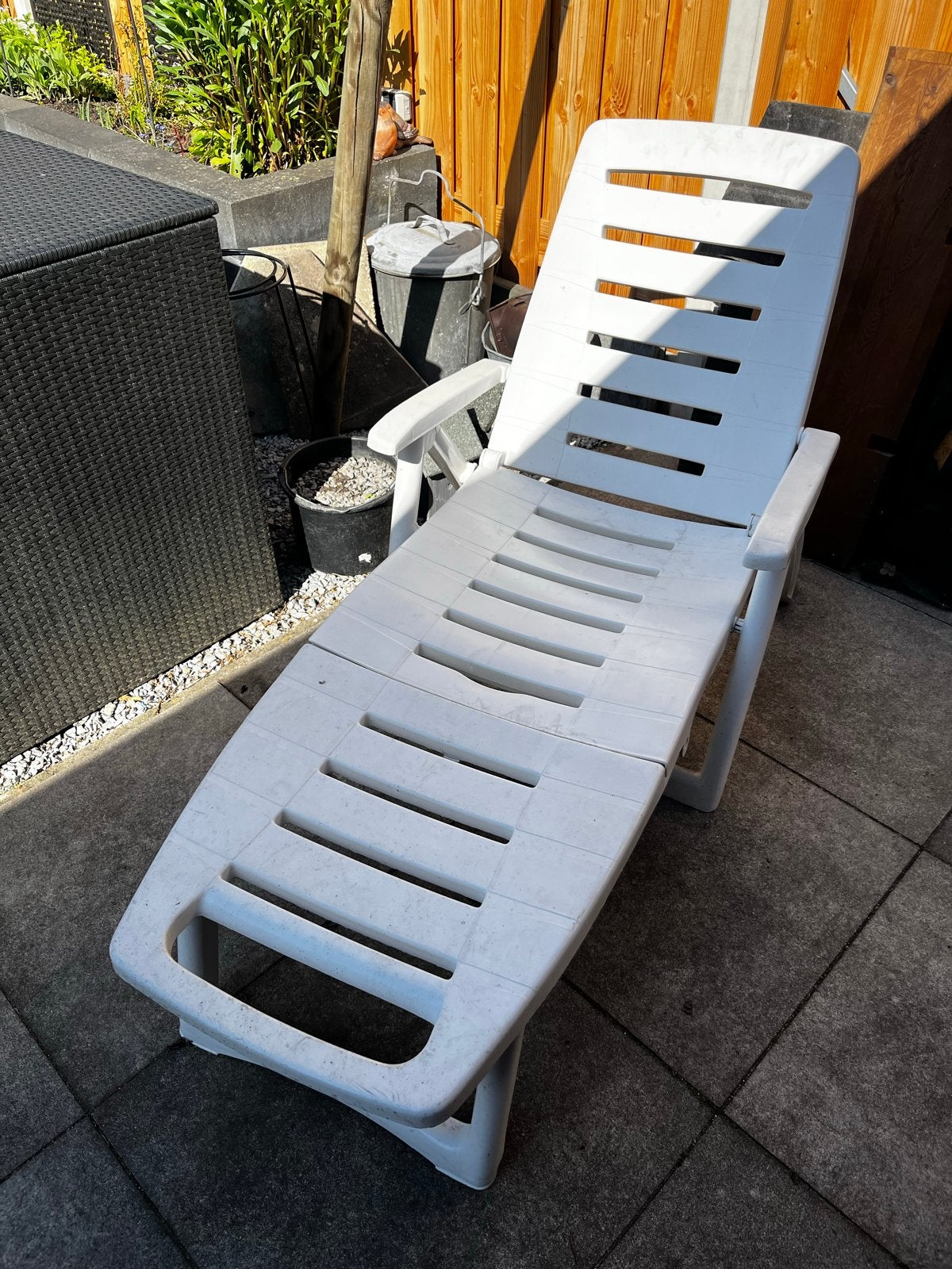 Witte kunststof ligstoel - inklapbaar en verstelbaar, Tuin en Terras, Ophalen, Gebruikt, Kunststof, Inklapbaar