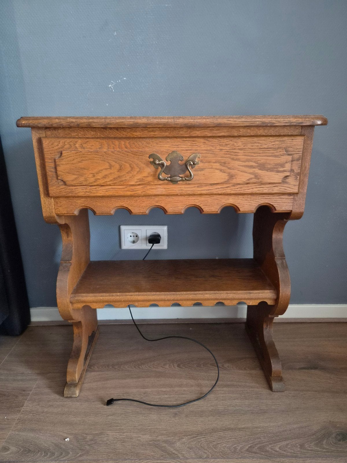 Vintage eikenhouten bijzettafel met lade, Ophalen, Minder dan 55 cm, Gebruikt, Vintage, Klassiek