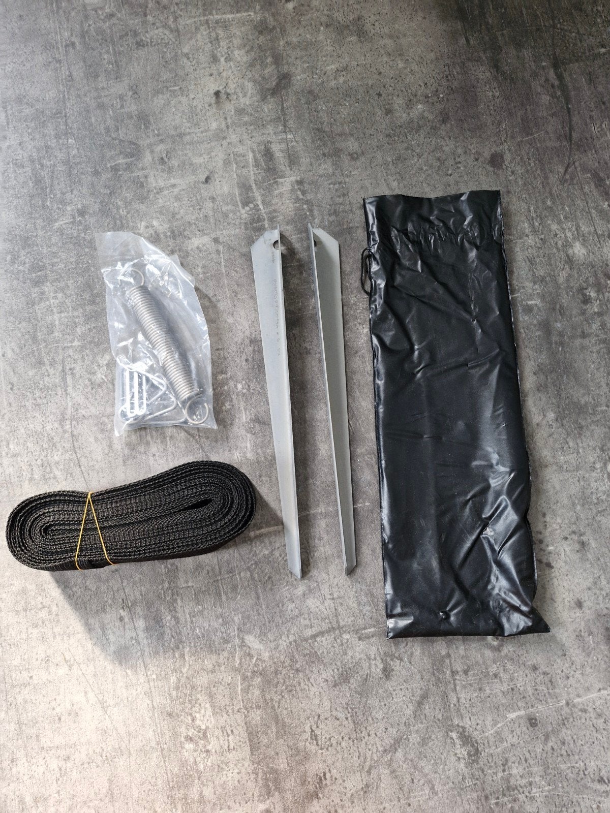 Nieuwe stormband (11 meter) met haringen en veren, Ophalen