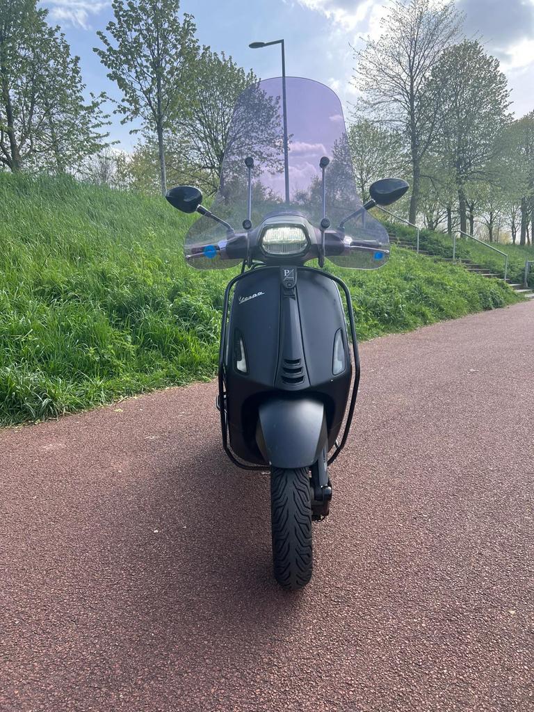 Vespa Sprint 2018, Fietsen en Brommers, Scooters | Vespa, Ophalen, Maximaal 45 km/u, Zo goed als nieuw, Benzine