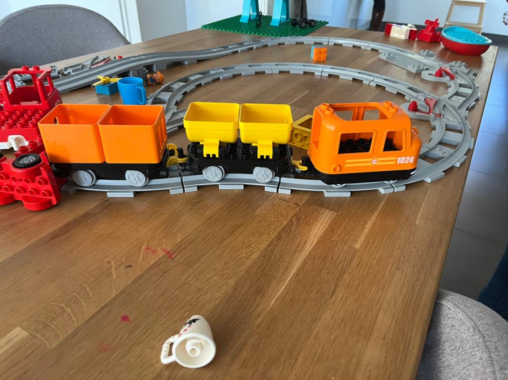 Duplo goederentrein, vliegtuigen en auto’s, Kinderen en Baby's, Speelgoed | Duplo en Lego, Ophalen, Gebruikt, Duplo, Inclusief minifiguren