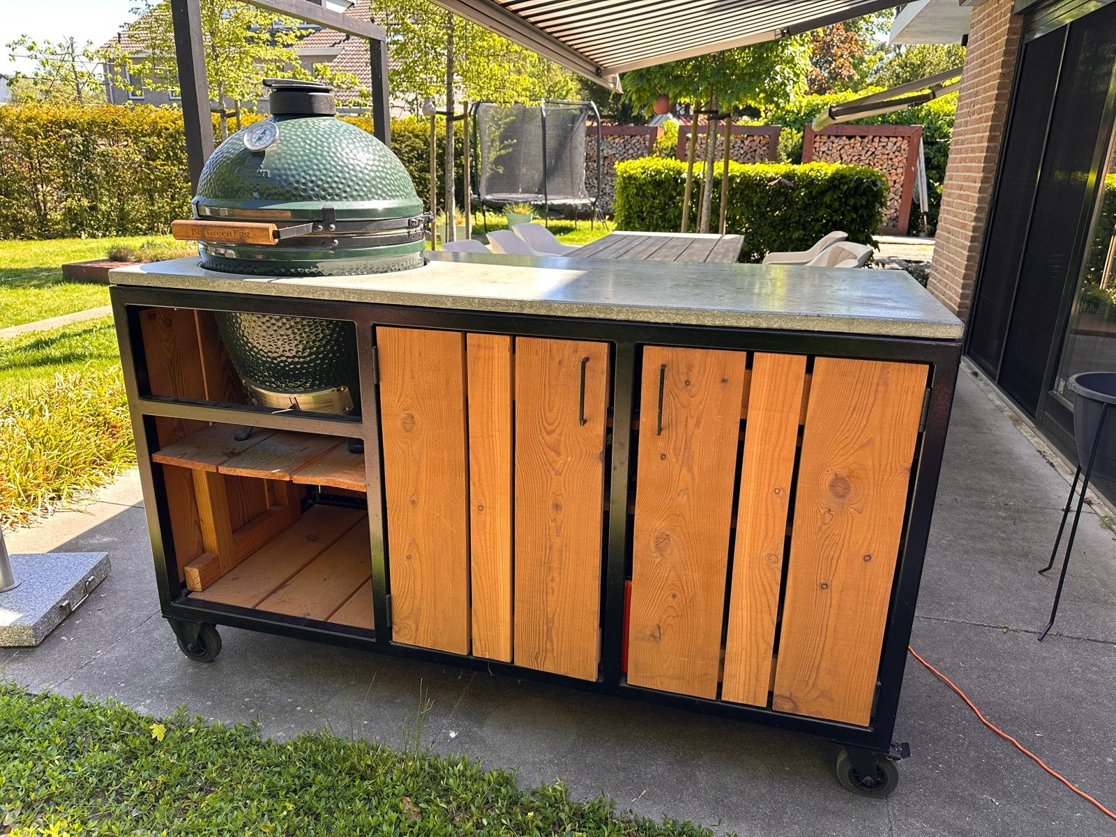 BBQ Tafel met Stalen Frame, Betonblad en Douglas Hout, Ophalen, Houtskool, Vrijstaand, Handgemaakt