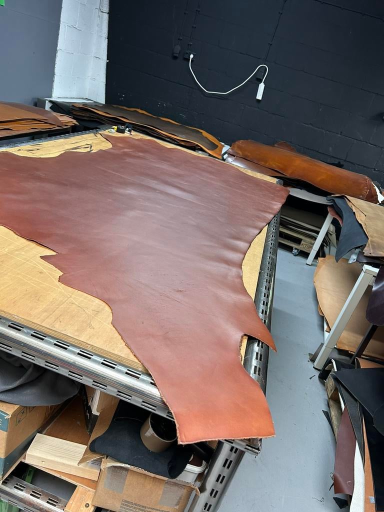 Cognac kleur halve huid 2,5 mm dikte stig en glad lap A-285, Hobby en Vrije tijd, Stoffen en Lappen, Leer of Kunstleer, Ophalen of Verzenden