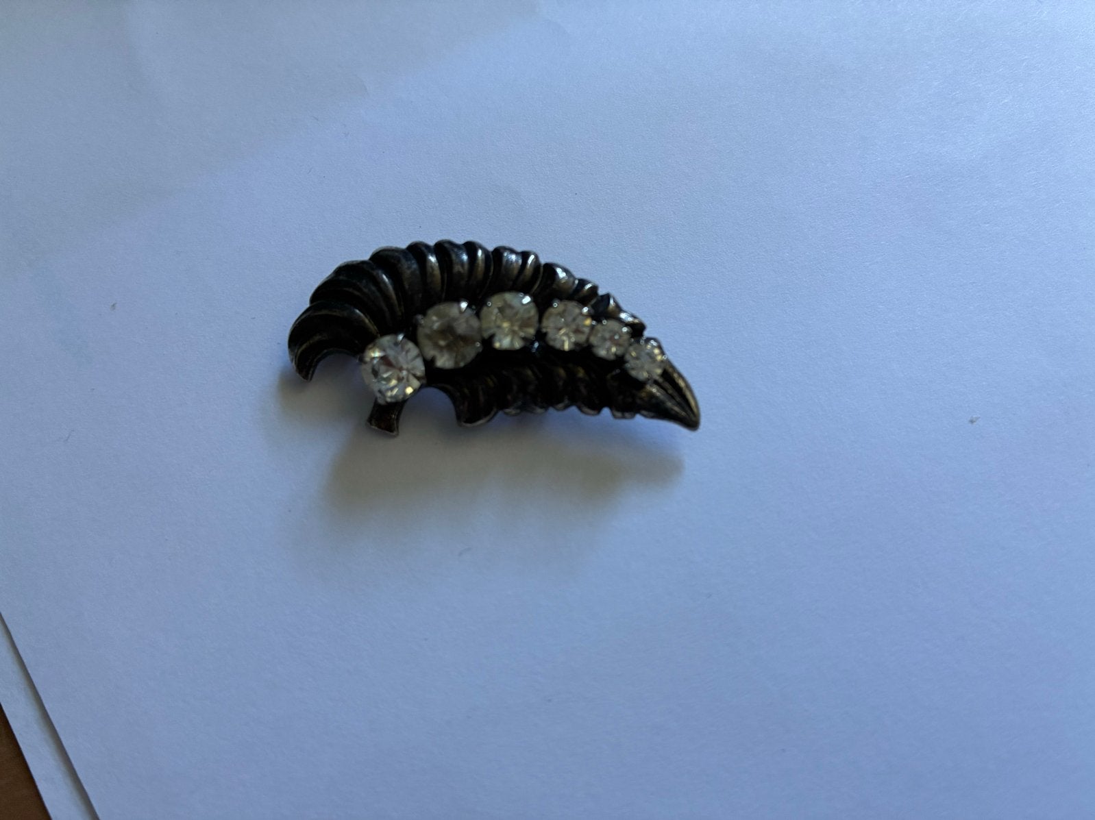 Juliana vintage bladbroche met strass, 4 tot 7 cm, Gebruikt, Ophalen of Verzenden, Zilver