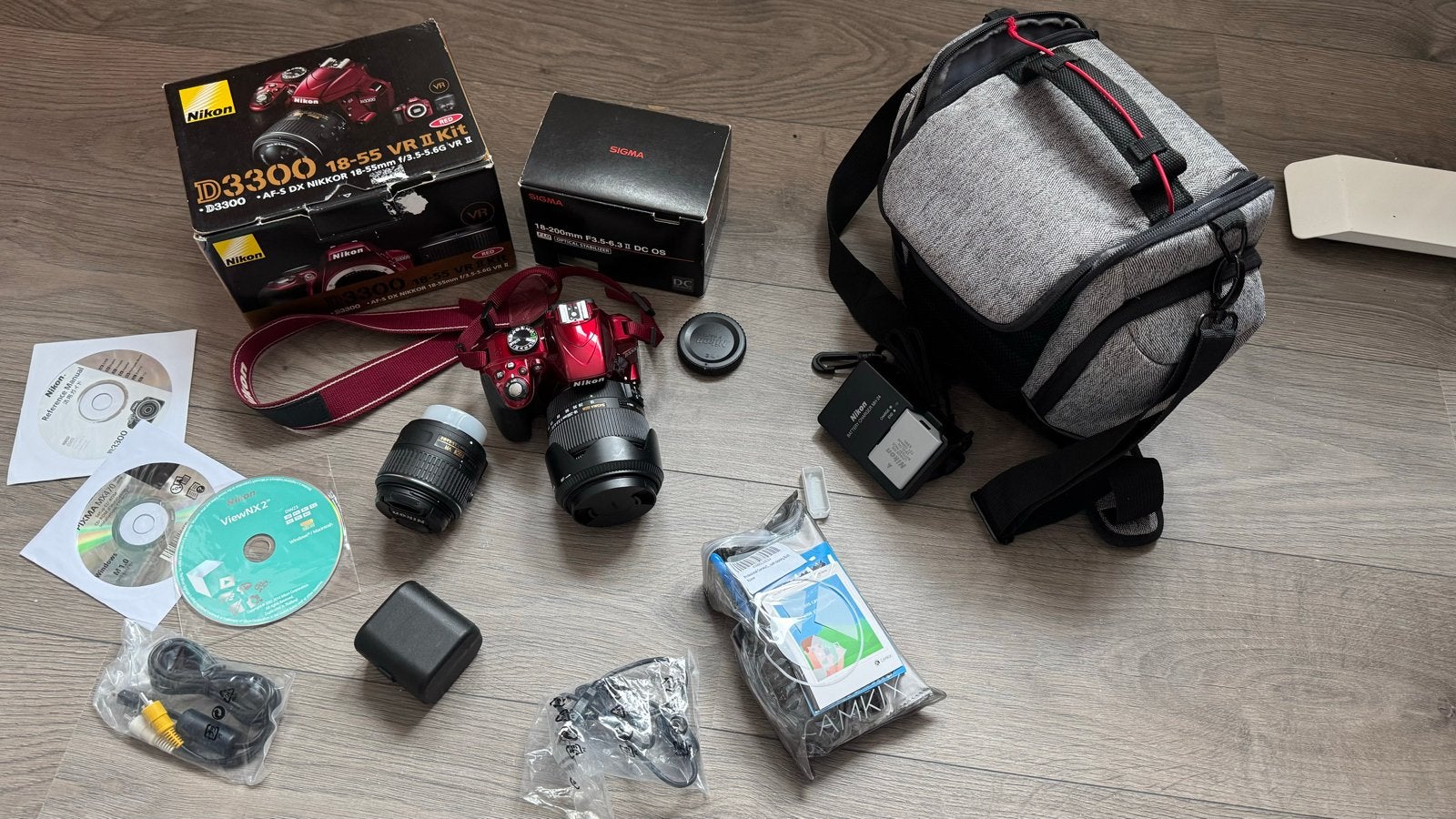 Rode Nikon D3300 spiegelreflexcamera set 2 lenzen (1 zoom), Ingebouwde flitser, Spiegelreflex, Ophalen of Verzenden, Zo goed als nieuw