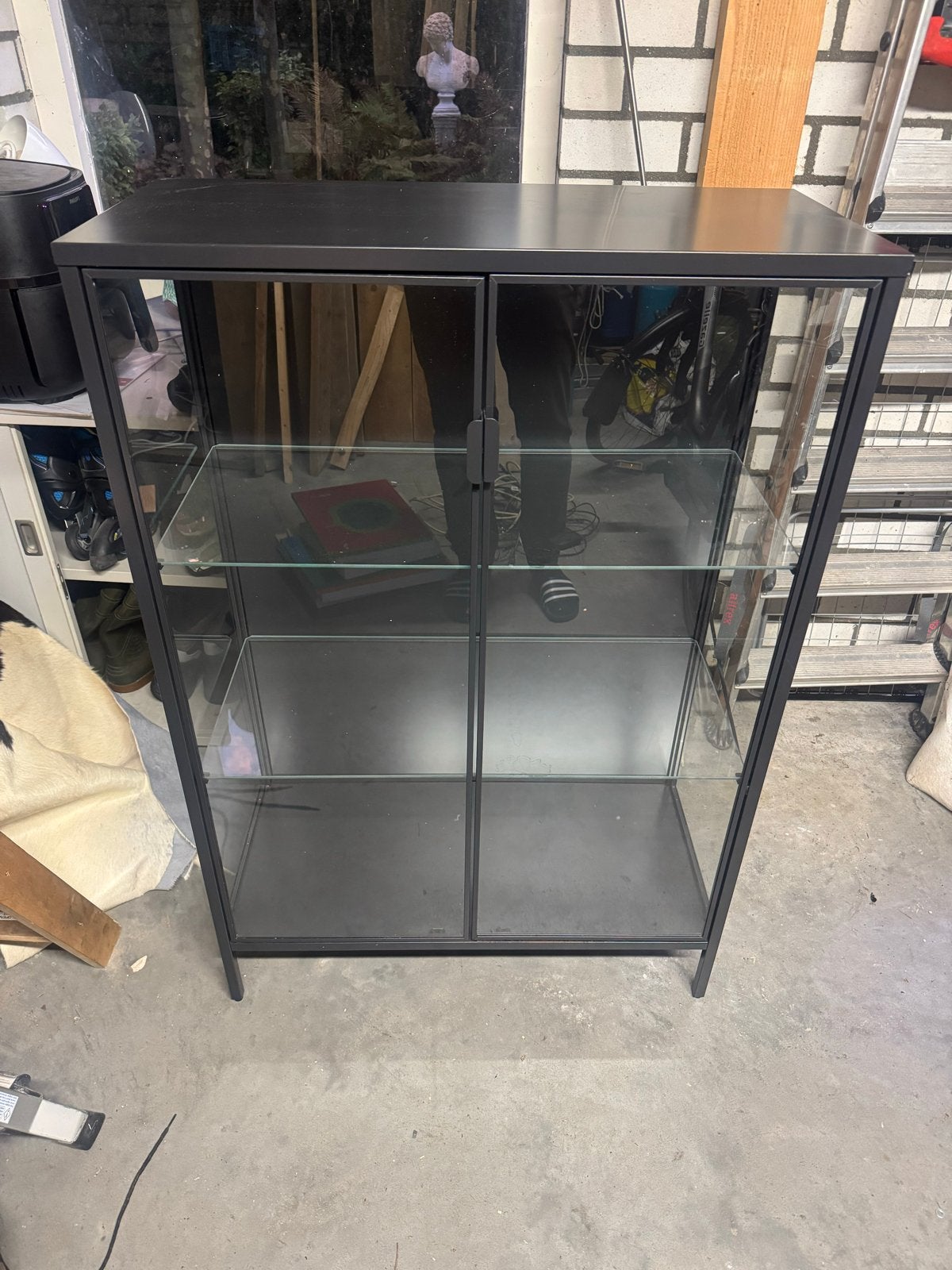 IKEA vitrinekast zwart met glazen deuren en planken, Huis en Inrichting, Ophalen, Gebruikt, 100 tot 150 cm, 50 tot 100 cm