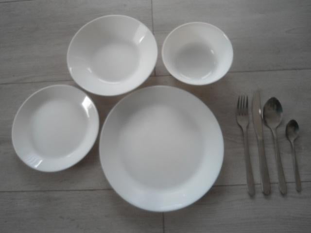 NIEUWSTAAT! Servies en bestek; 8 persoons, Ophalen of Verzenden, Effen, Compleet servies, Glas
