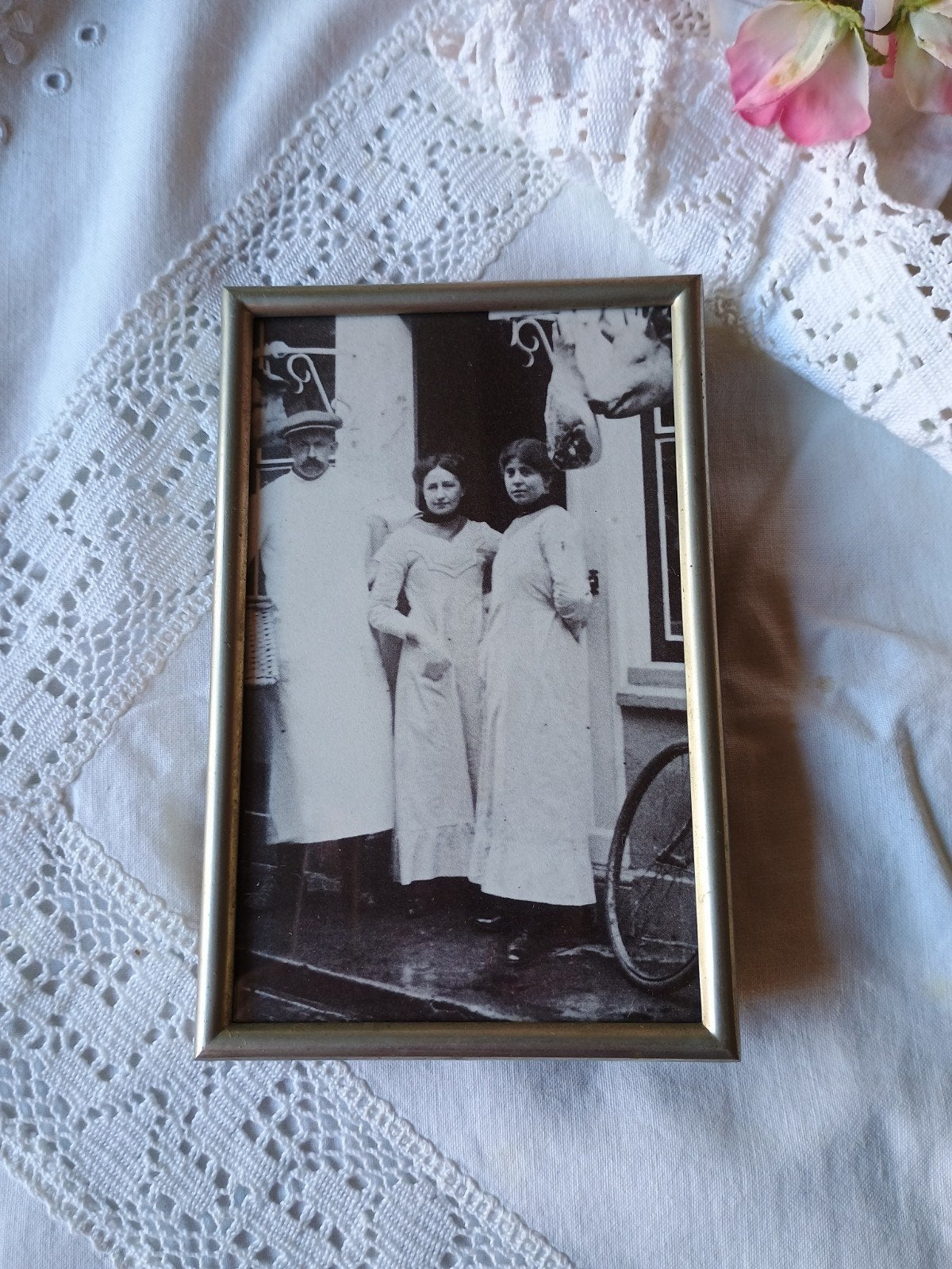 Oud brocant fotolijstje met houten achterkantje ( nr12), Antiek en Kunst, Ophalen of Verzenden