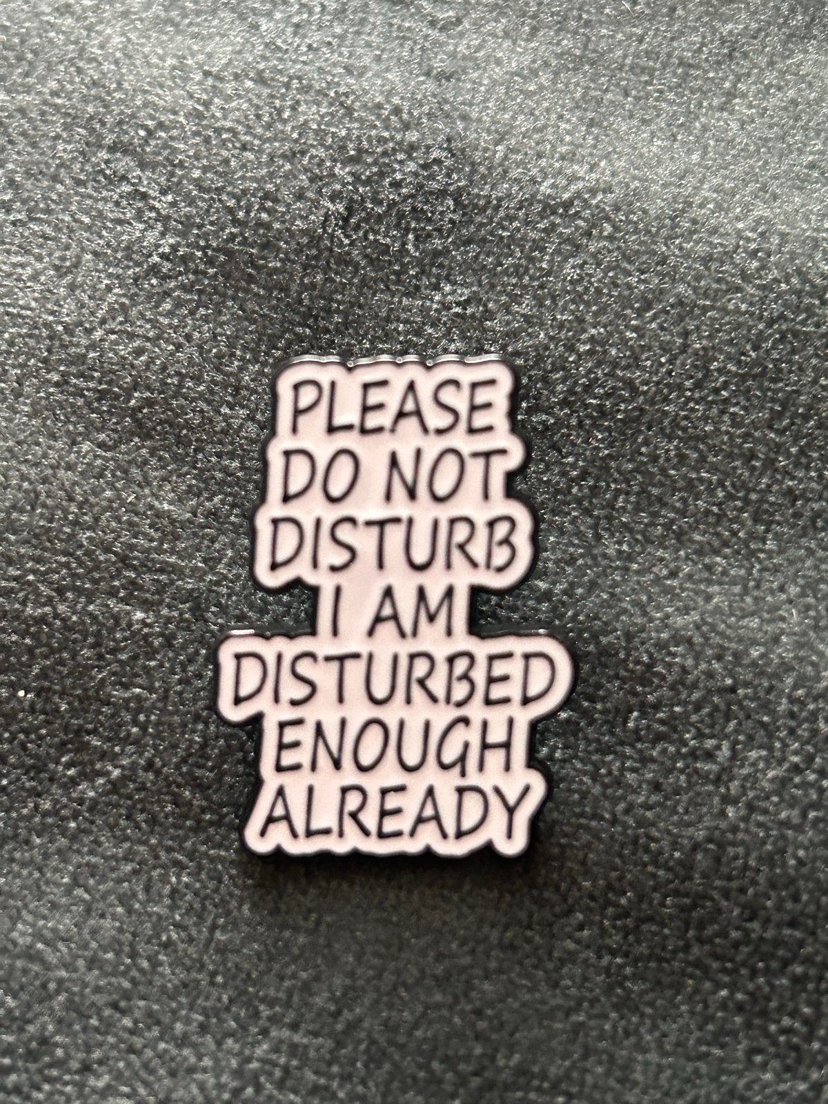 Pin "Please Do Not Disturb" - Nieuw, Ophalen of Verzenden, Nieuw, Overige onderwerpen, Speldje of Pin