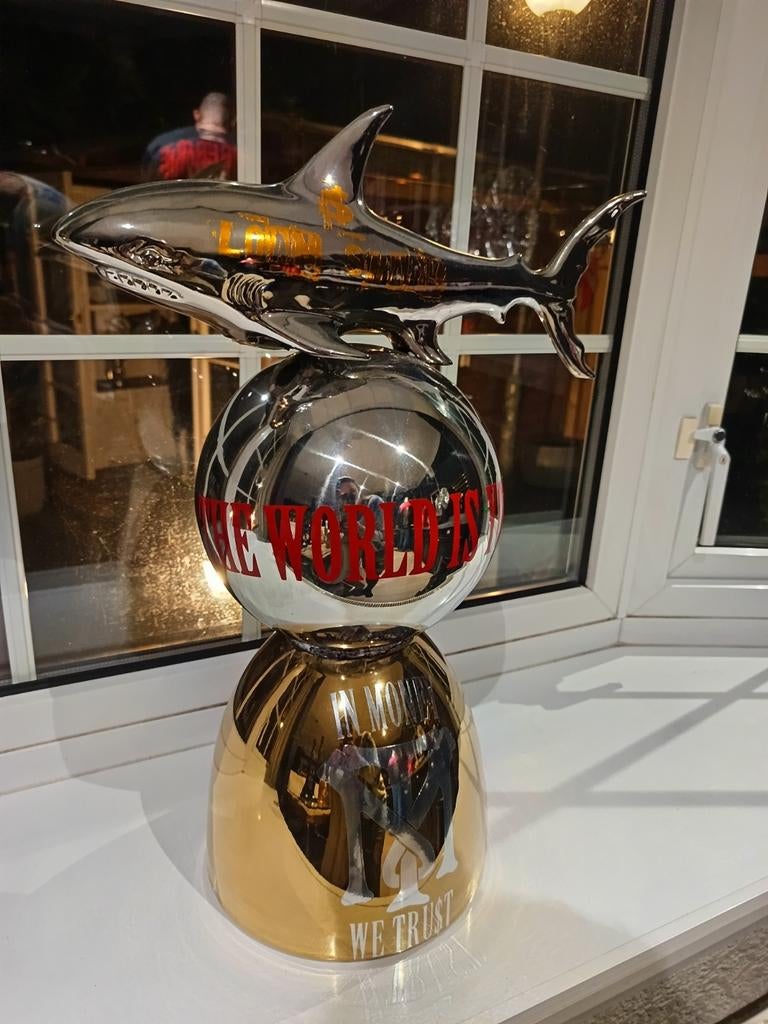 Loan shark sculpture artwork, Ophalen, Nieuw