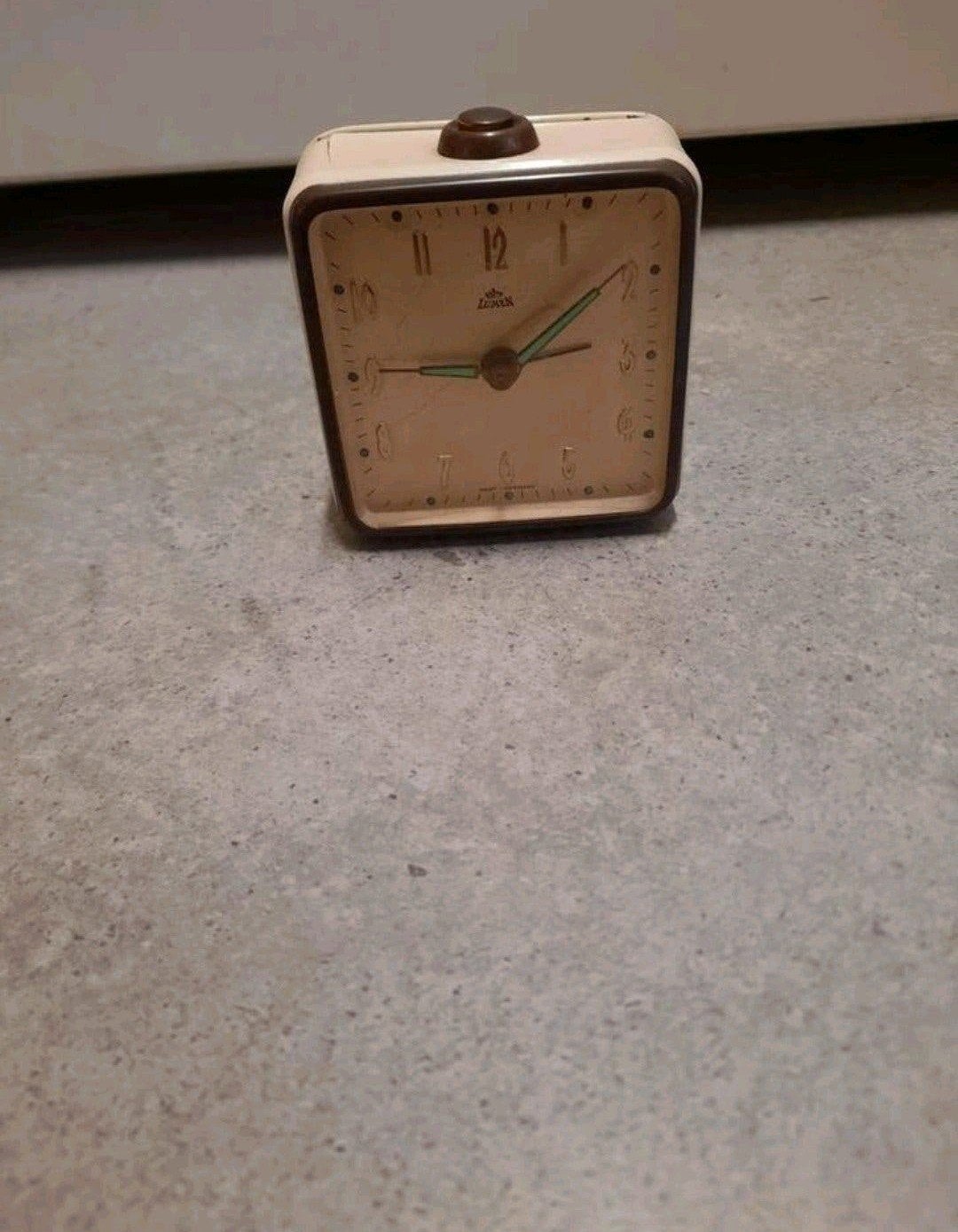 Antiek vintage retro Tafelklok wekker opwind lumen germany
L, Ophalen of Verzenden
