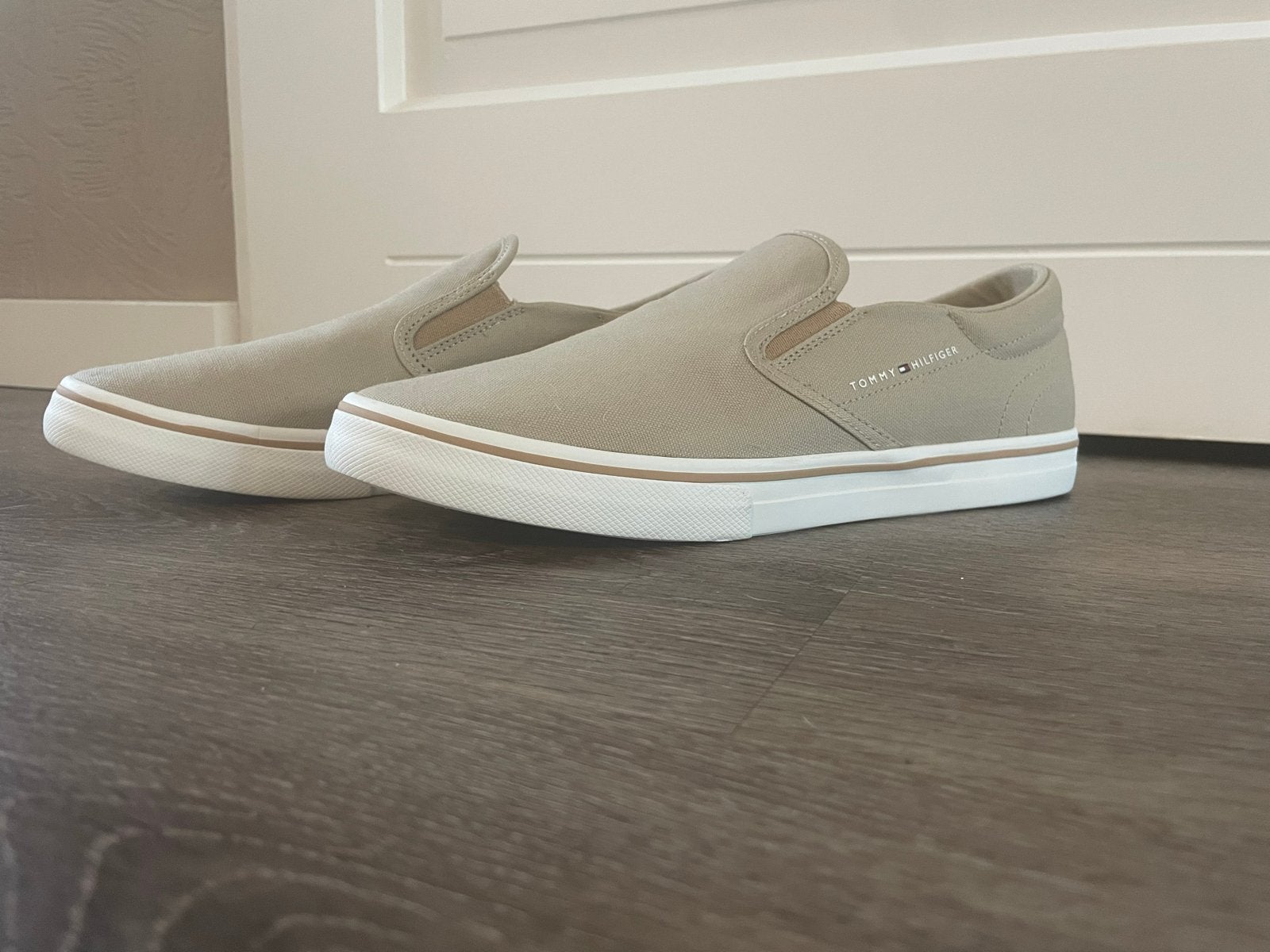 Nieuwe Tommy Hilfiger slip-on sneakers - Maat 44, Overige kleuren, Nieuw, Ophalen of Verzenden, Sneakers of Gympen