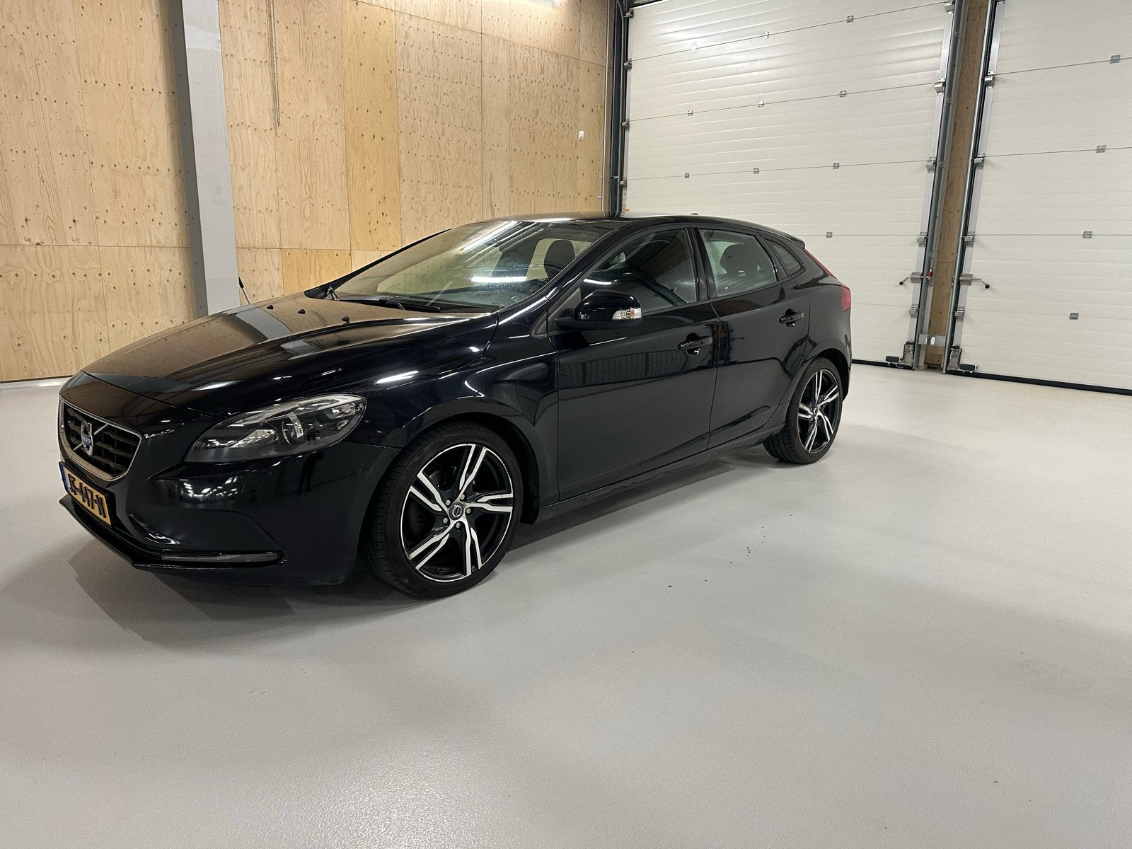 Volvo V40 1.6 T2 120PK 2014 Zwart, Auto's, Voorwielaandrijving, 1596 cc, 4 cilinders, Zwart