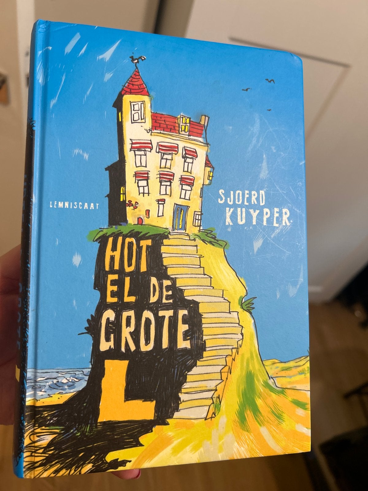 Hotel de Grote L - Sjoerd Kuyper (Zo goed als nieuw), Boeken, Kinderboeken | Jeugd | onder 10 jaar, Ophalen of Verzenden, Zo goed als nieuw