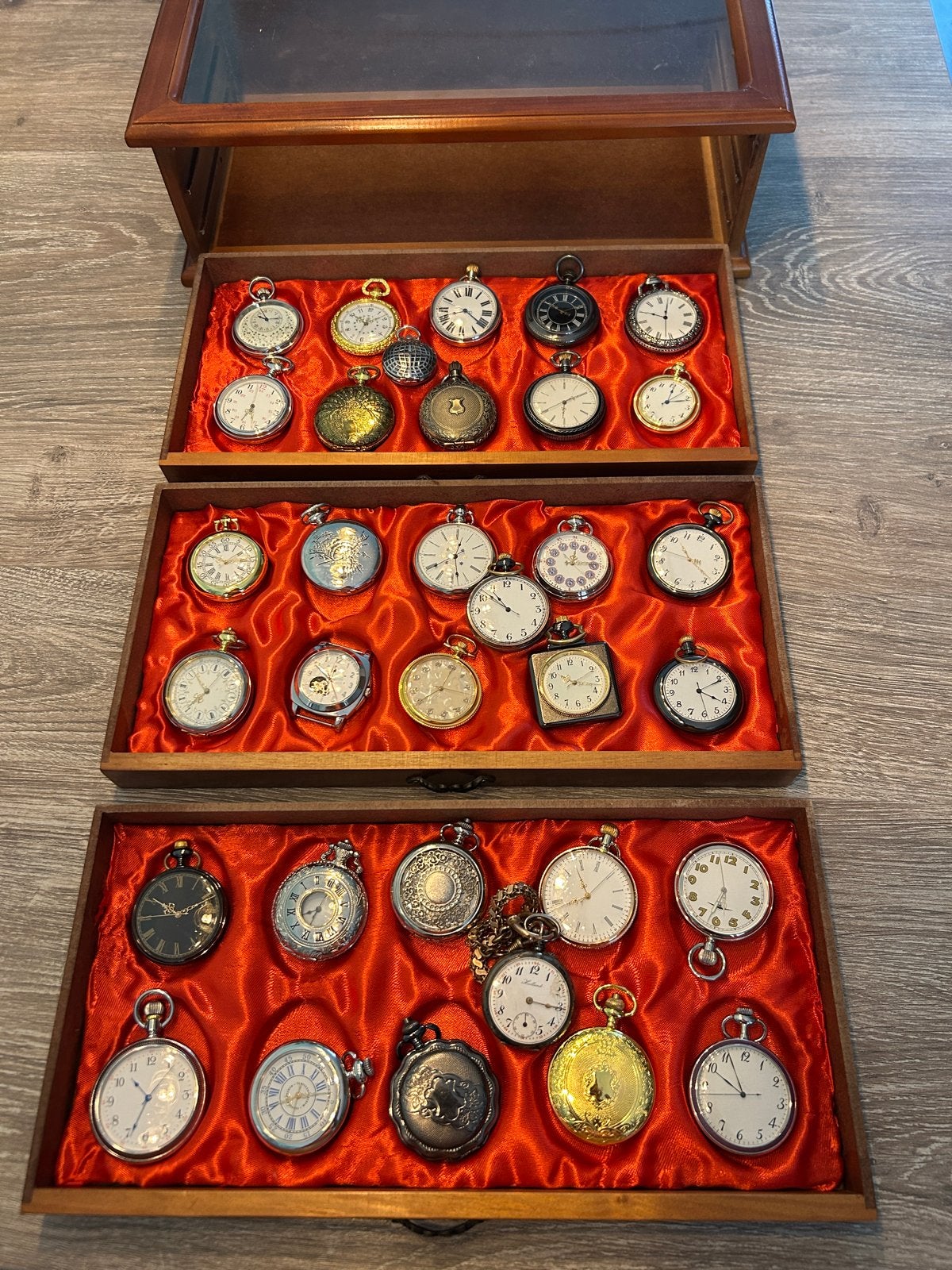 Complete Hachette Zakhorloge Collectie originele vitrinekast, Overige merken, Overige materialen, Zakhorloge, Ophalen of Verzenden