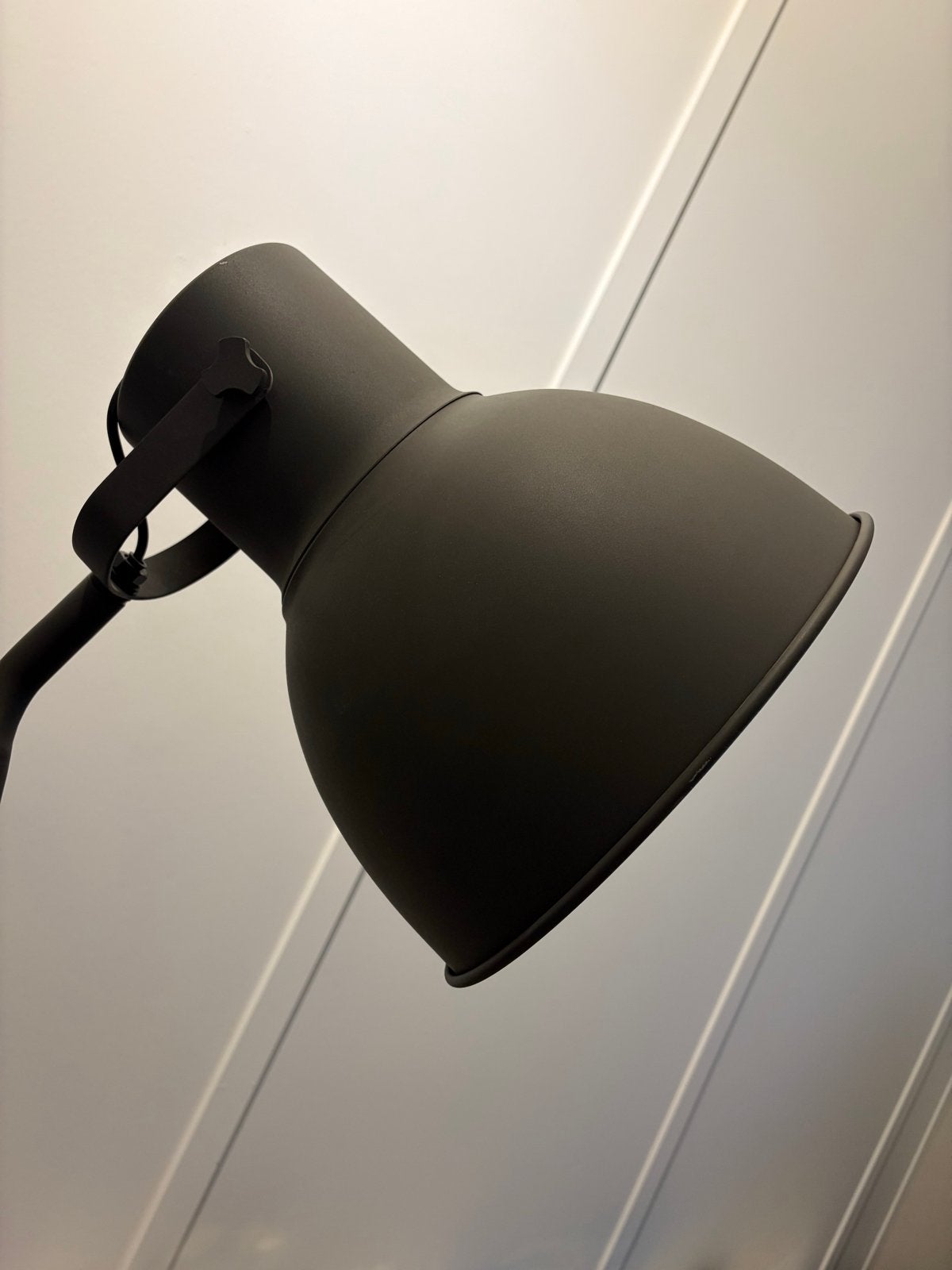 Donkergrijze vloerlamp met grote kap, Ophalen, Gebruikt, E27 (groot), Metaal