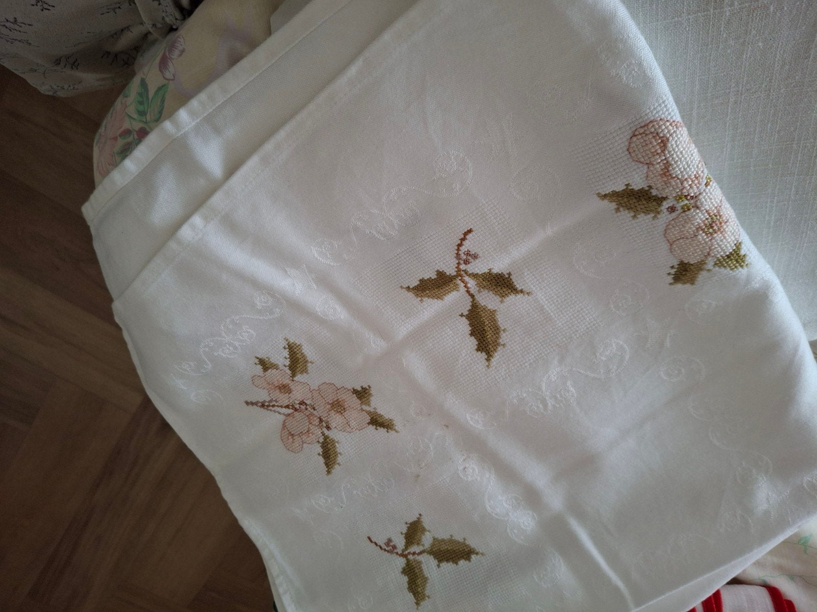 Vierkant tafelkleed met geborduurde bloemen, Huis en Inrichting, Gebruikt, Vierkant, Ophalen of Verzenden, Geborduurd