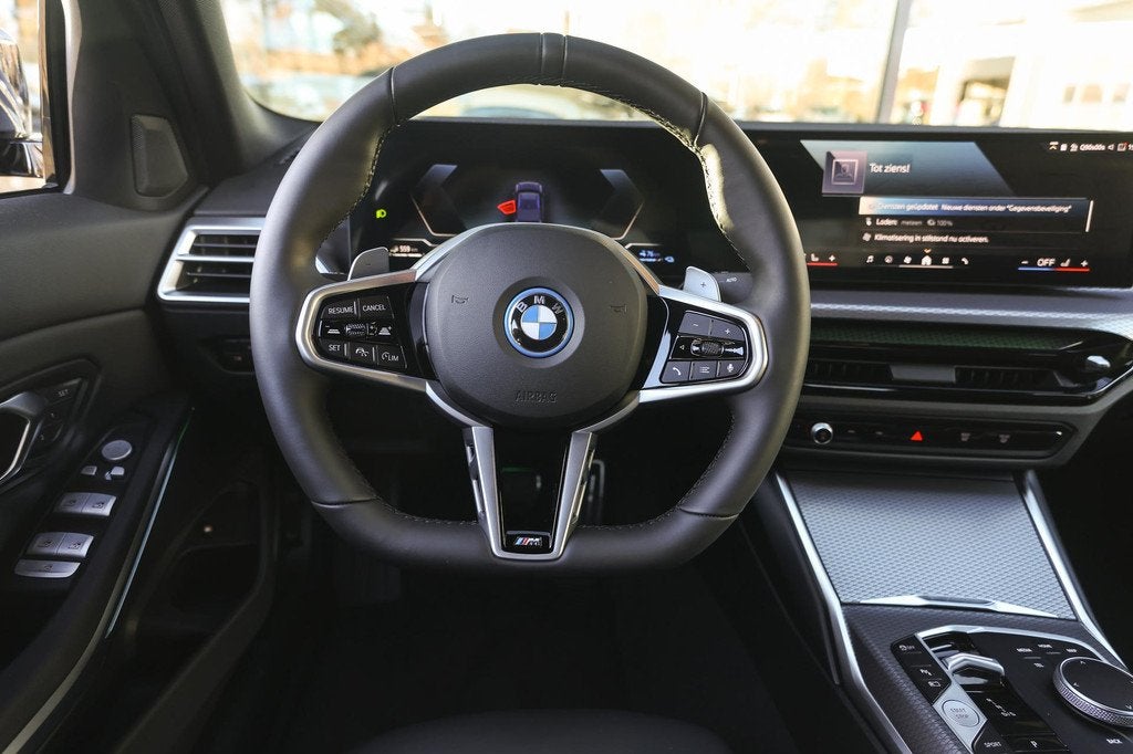 BMW 3 Serie 330e M Sport Automaat / Sportstoelen / Achteruit, Auto's, BMW, Automaat, 1998 cc, Achterwielaandrijving, Zwart