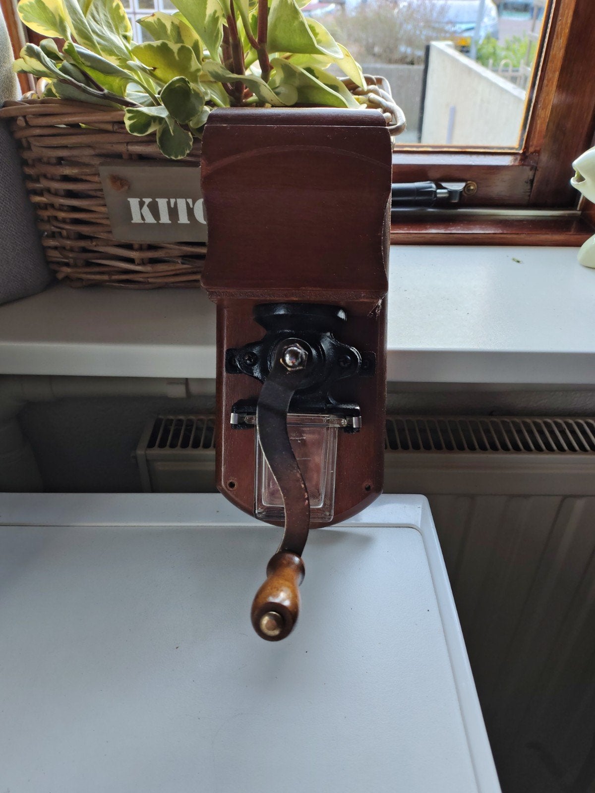Ouderwetse koffiemolen, Ophalen