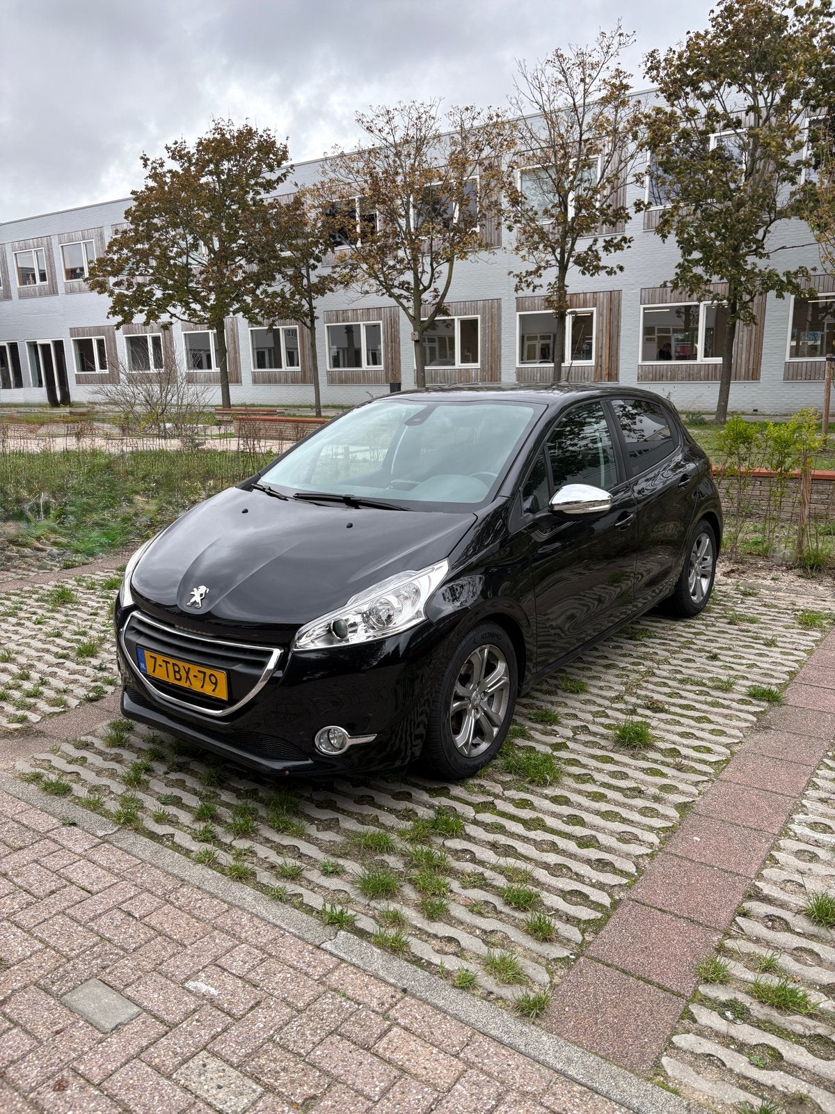 Peugeot 208 -- 5-Deurs -- Zwart -- Semi Automaat, 40 €/maand, 1199 cc, Zwart, Origineel Nederlands
