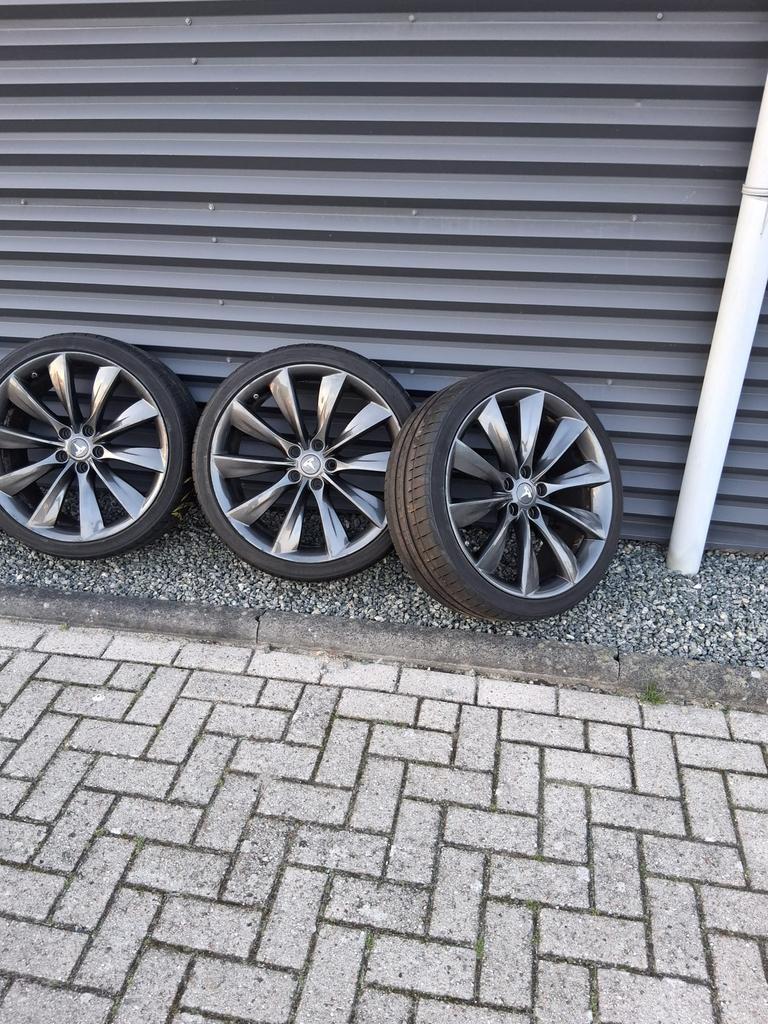 Originele Tesla velgen met banden, 235 mm, All Season, Band(en), 21 inch