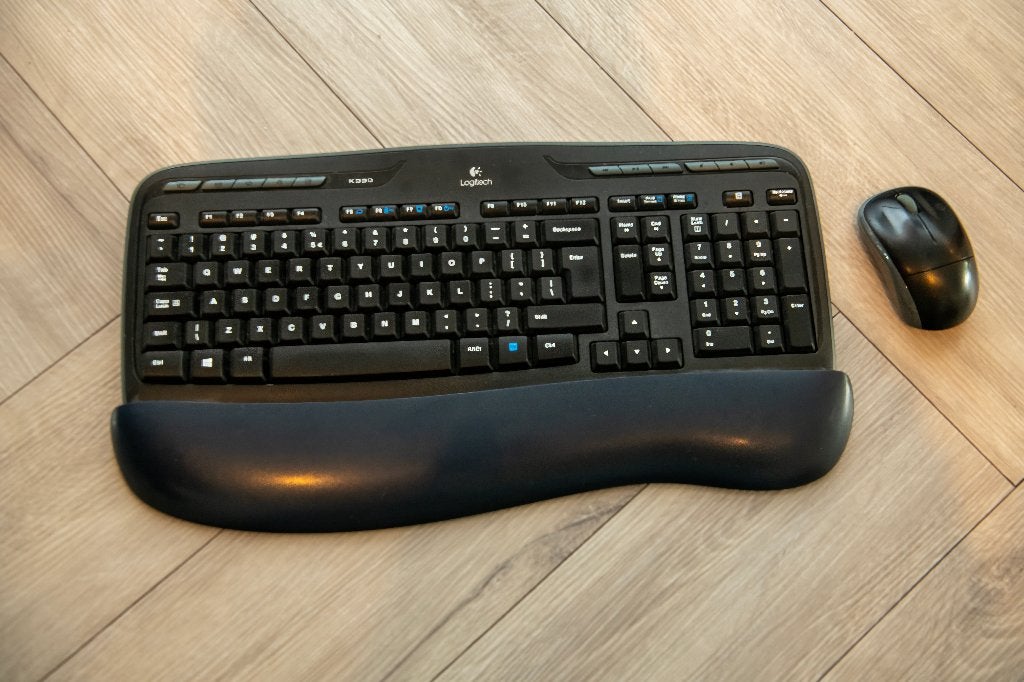 Logitech MK330 - Draadloos toetsenbord en Muis - Qwerty, Gebruikt, Ophalen of Verzenden, Draadloos, Qwerty