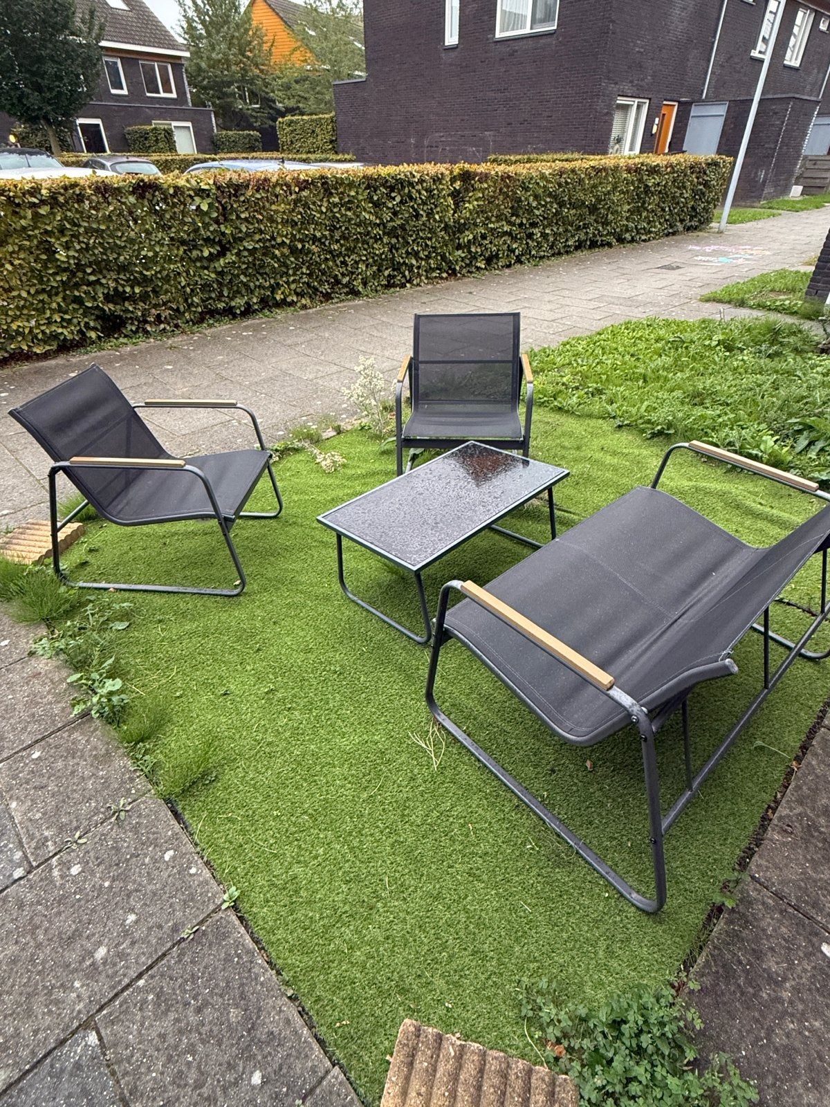 Zwarte loungeset met tafel en stoelen