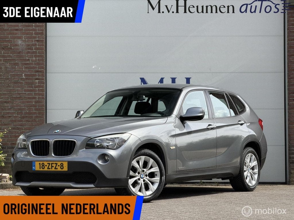 BMW X1 sDrive20i 184PK Automaat ORG NED 3DE EIG Specialist/D, Auto's, BMW, Euro 5, Zwart, 4 cilinders, Origineel Nederlands
