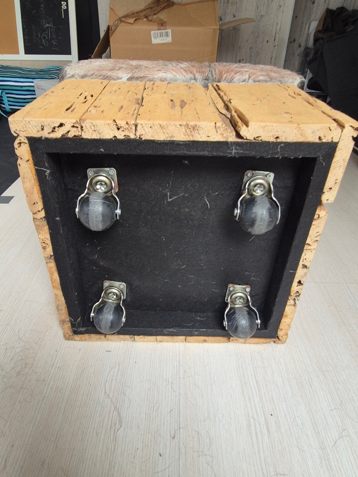 Uniek tijdschriftenboxje met koeienhuid en kurk, 40x40x40cm, Ophalen, Hout, Gebruikt, Landelijk