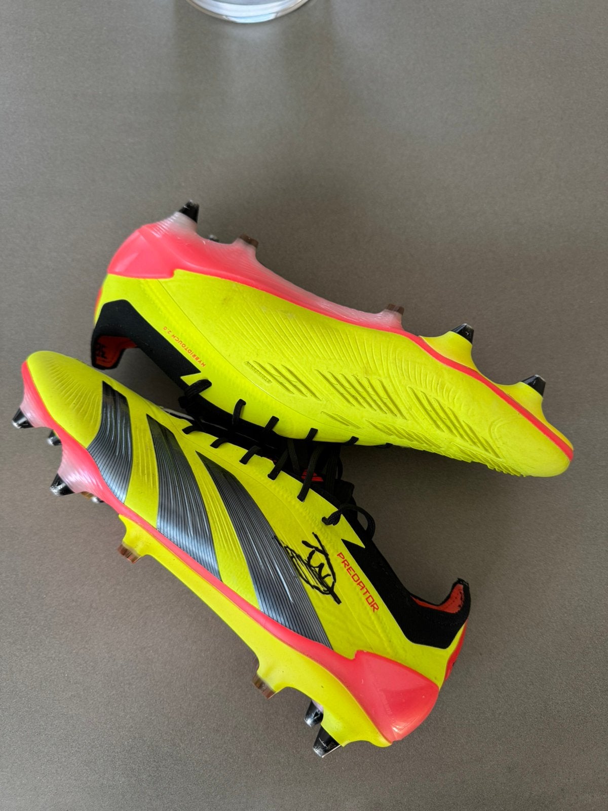 Adidas predators gedragen en gesigneerd door wout weghorst, Maat XS of kleiner, Ophalen of Verzenden, Zo goed als nieuw, Schoenen