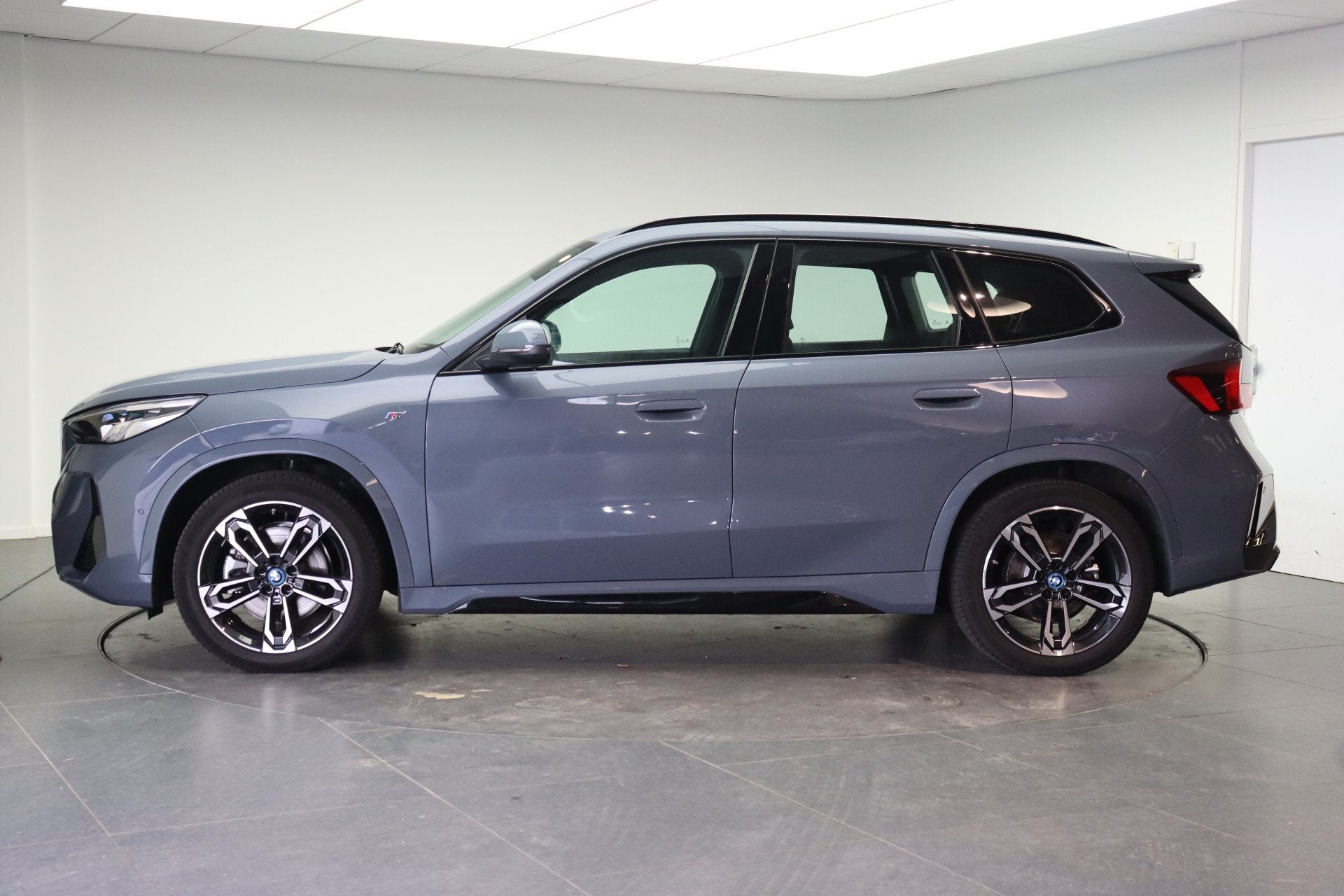 BMW iX1 xDrive30 M Sport / Sportstoelen / M Adaptief onderst, Auto's, Gebruikt, Met garantie (alle), 24 min, Vierwielaandrijving