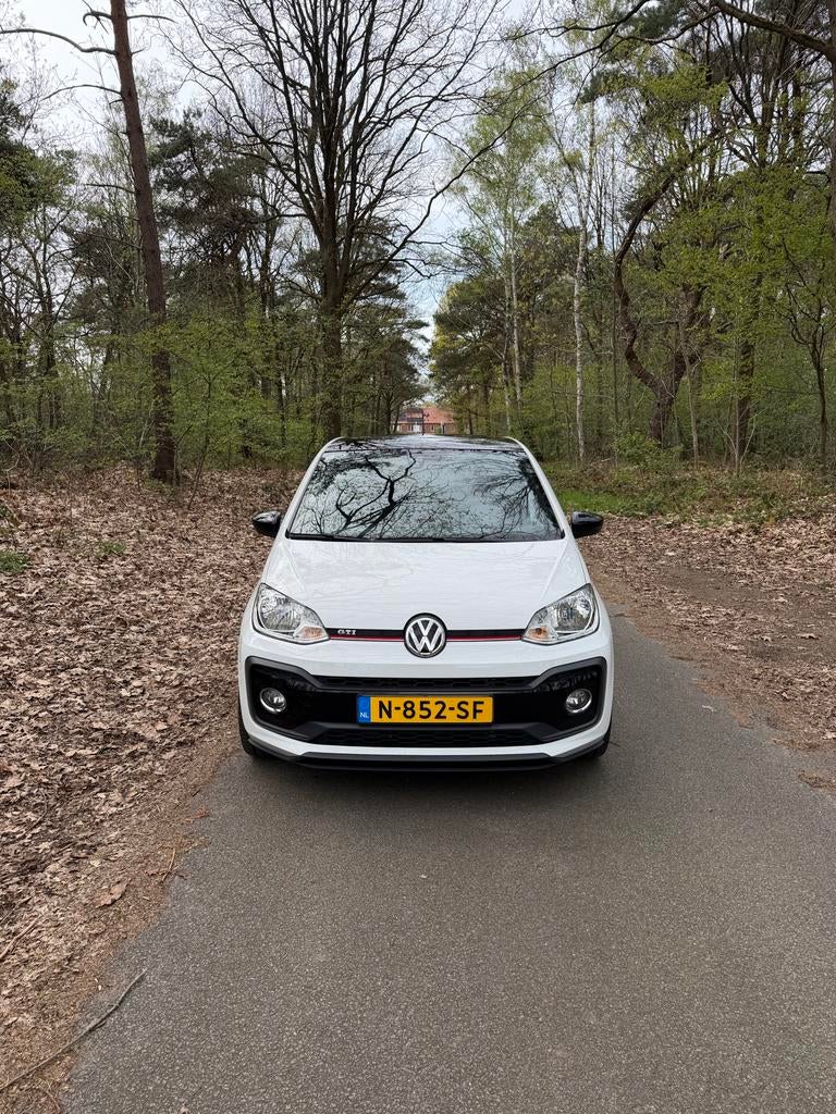Volkswagen UP! GTI 1.0 TSI 116pk 5D 2018 Wit, Auto's, Volkswagen, Voorwielaandrijving, 970 kg, Stof, 40 €/maand