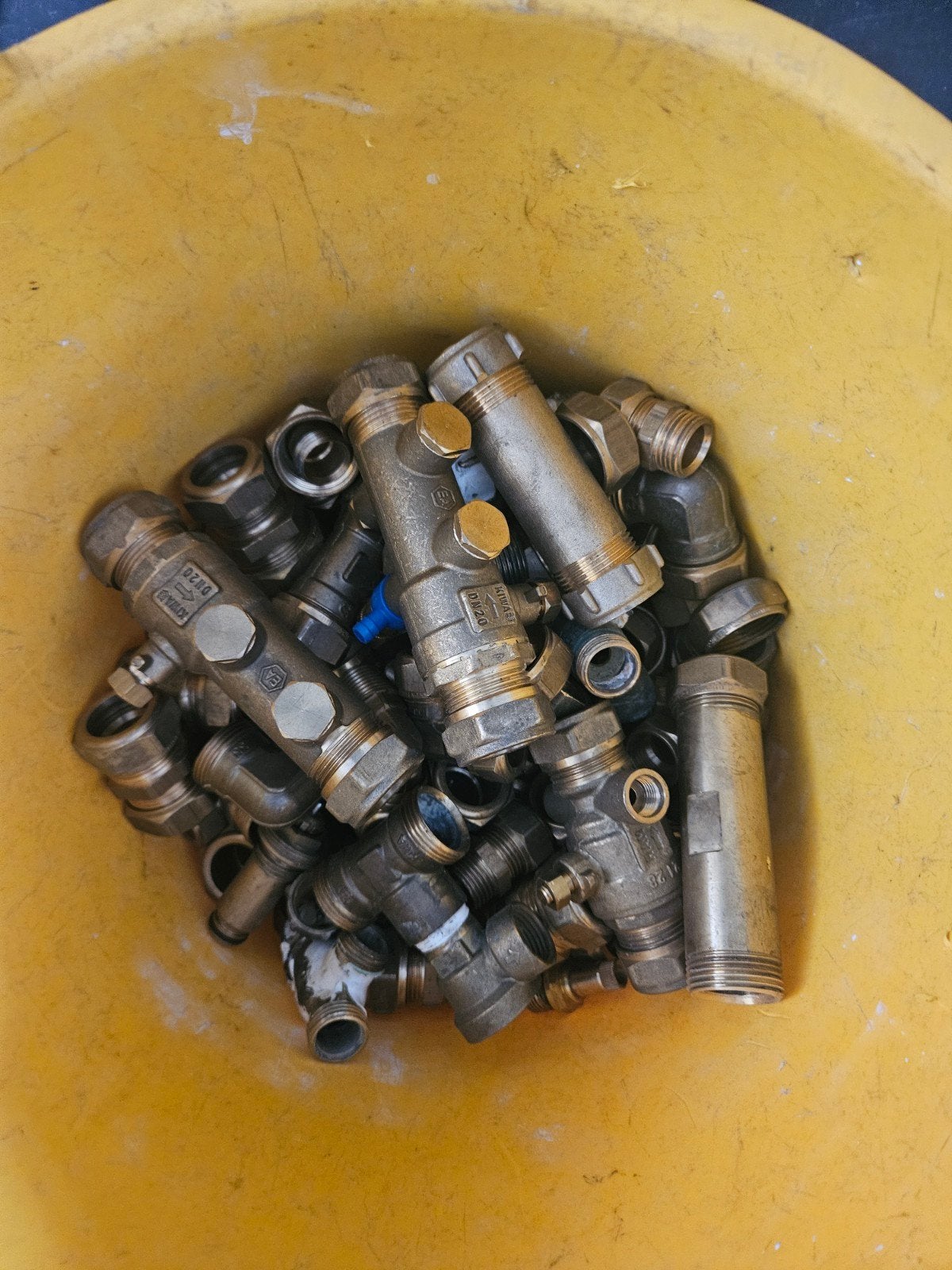 Emmer met diverse koppelingen (22mm en 15mm), Doe-het-zelf en Verbouw, Buizen en Afvoer, Ophalen, Overige materialen, Minder dan 2 meter